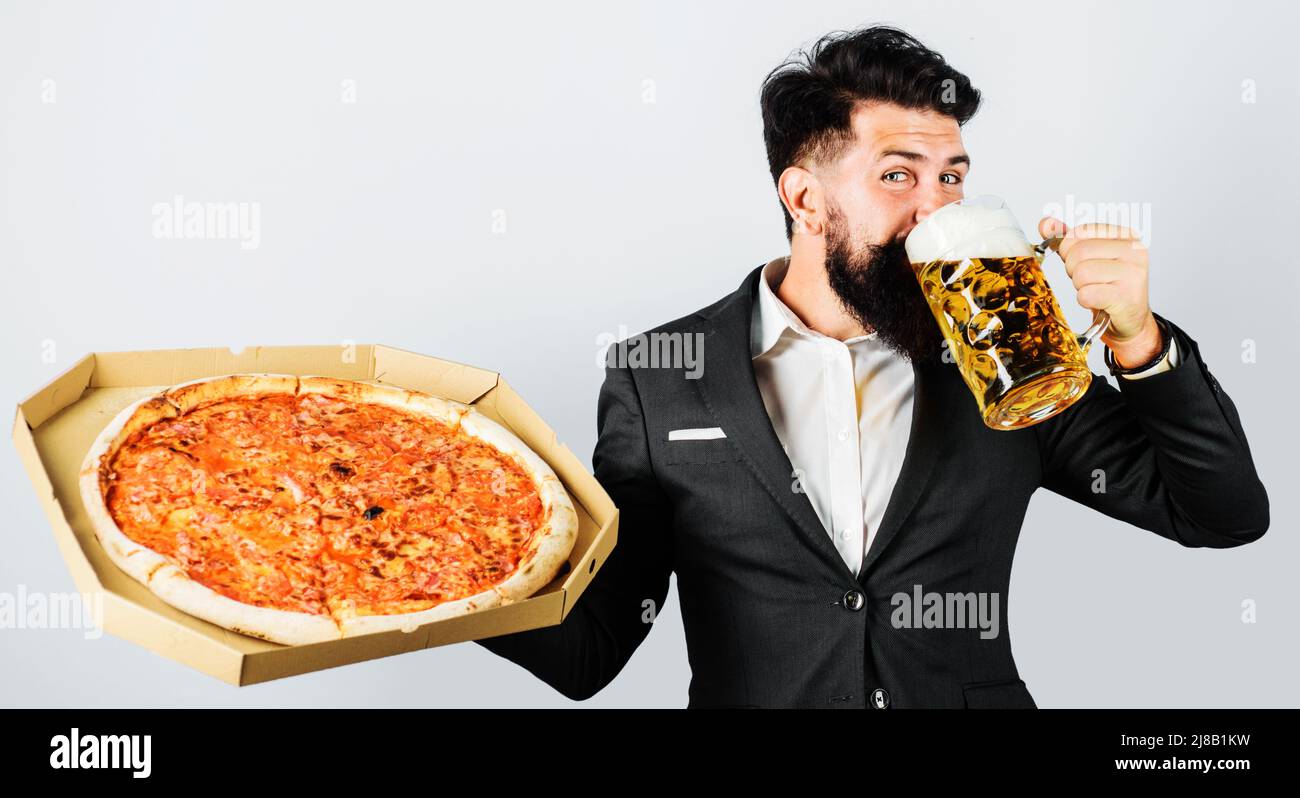 Bärtiger Mann mit leckerer Pizza in der Schachtel und kaltem Bier. Restaurant oder Pizzeria. Italienisches Essen. Fastfood. Stockfoto