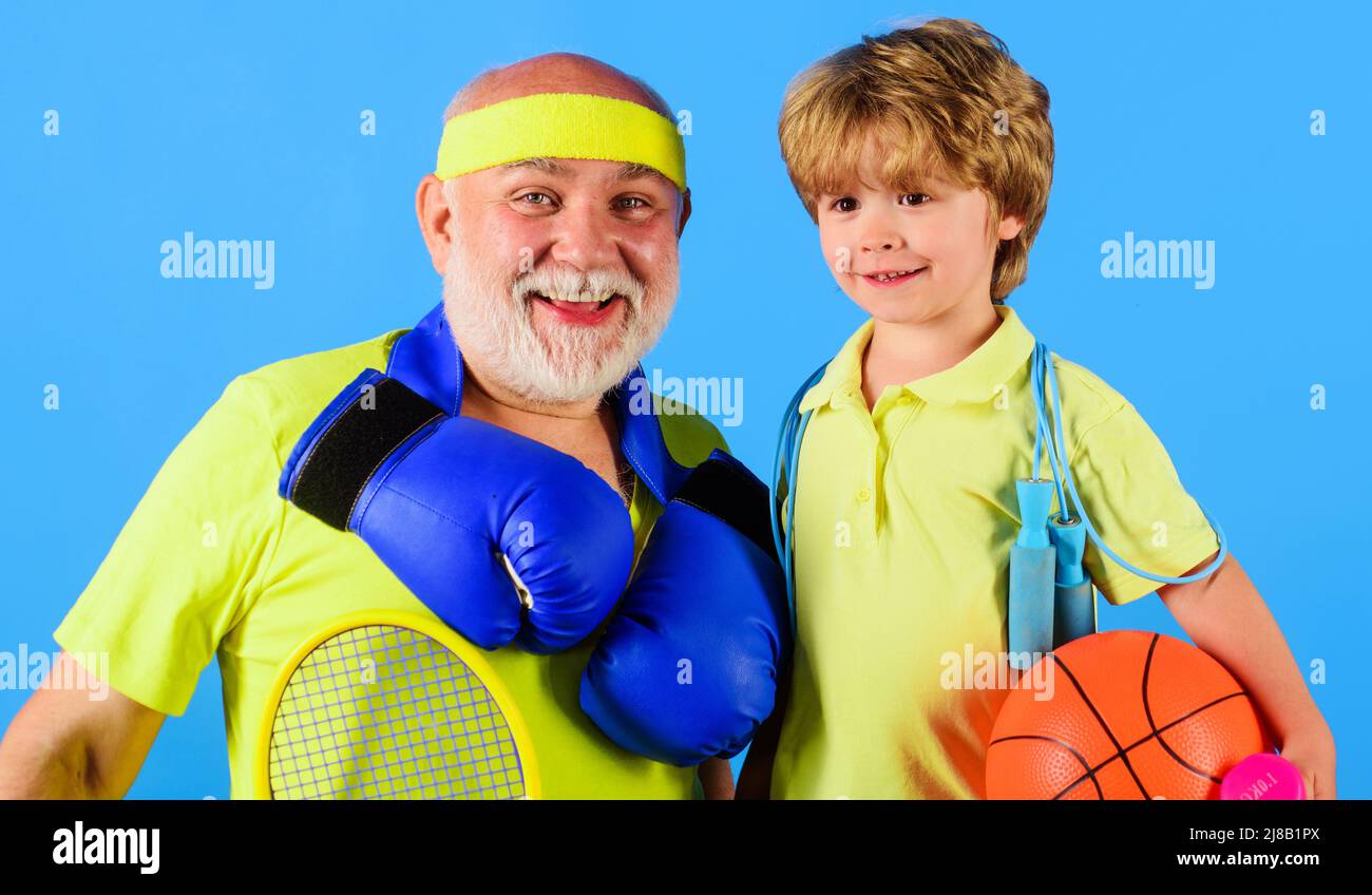 Fitness, aktiver Lebensstil. Großvater und Enkel sportlich. Sport für Kinder. Gemeinsame Zeit mit der Familie. Stockfoto