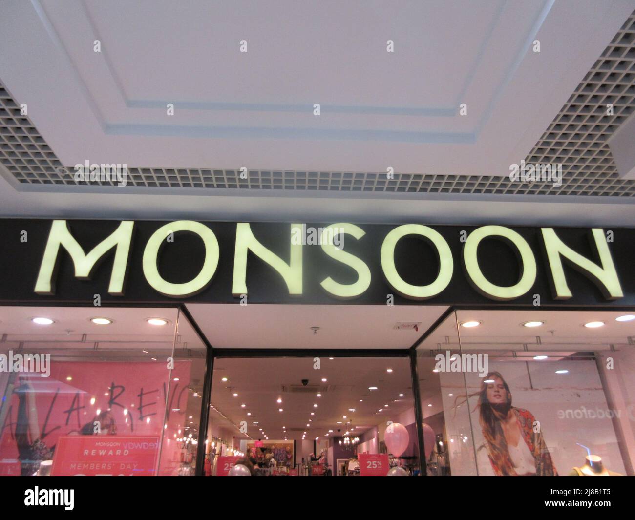 Schild Für Den Shop Für Monsun-Kleidung Stockfoto