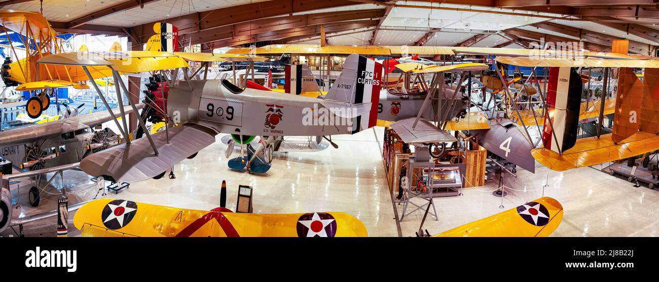 Ein breites panaoramisches Bild von Kampfflugzeugen vor dem WW-2 im Naval Aviation Museum in Pencacola, Florida Stockfoto