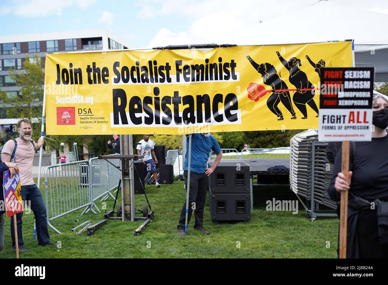 Seattle, WA, USA. 14.. Mai 2022. Unterstützer & Aktivisten marschieren bei der Abtreibungsrechtskundgebung. Sie protestieren gegen den Inhalt des durchgesickerten Entwurfs des Obersten Gerichtshofs, der die mögliche Umgehung von Roe v. Wade hervorhebt, was den Zugang zu Abtreibungen in einigen Staaten einschränken wird. Zu den teilnehmenden Organisationen gehören Rise Up 4 Abtreibungsrechte und Socialist Alternative Seattle. Viele Teilnehmer der Kundgebung entscheiden sich dafür, anonym zu bleiben. Kredit: Ananya Mishra/Alamy Live Nachrichten Gutschrift: Ananya Mishra/Alamy Live Nachrichten Stockfoto