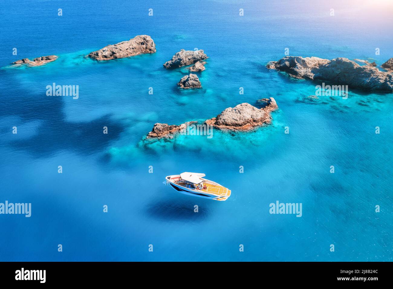 Luftaufnahme des Schnellbootes auf blauem Meer bei Sonnenuntergang im Sommer Stockfoto