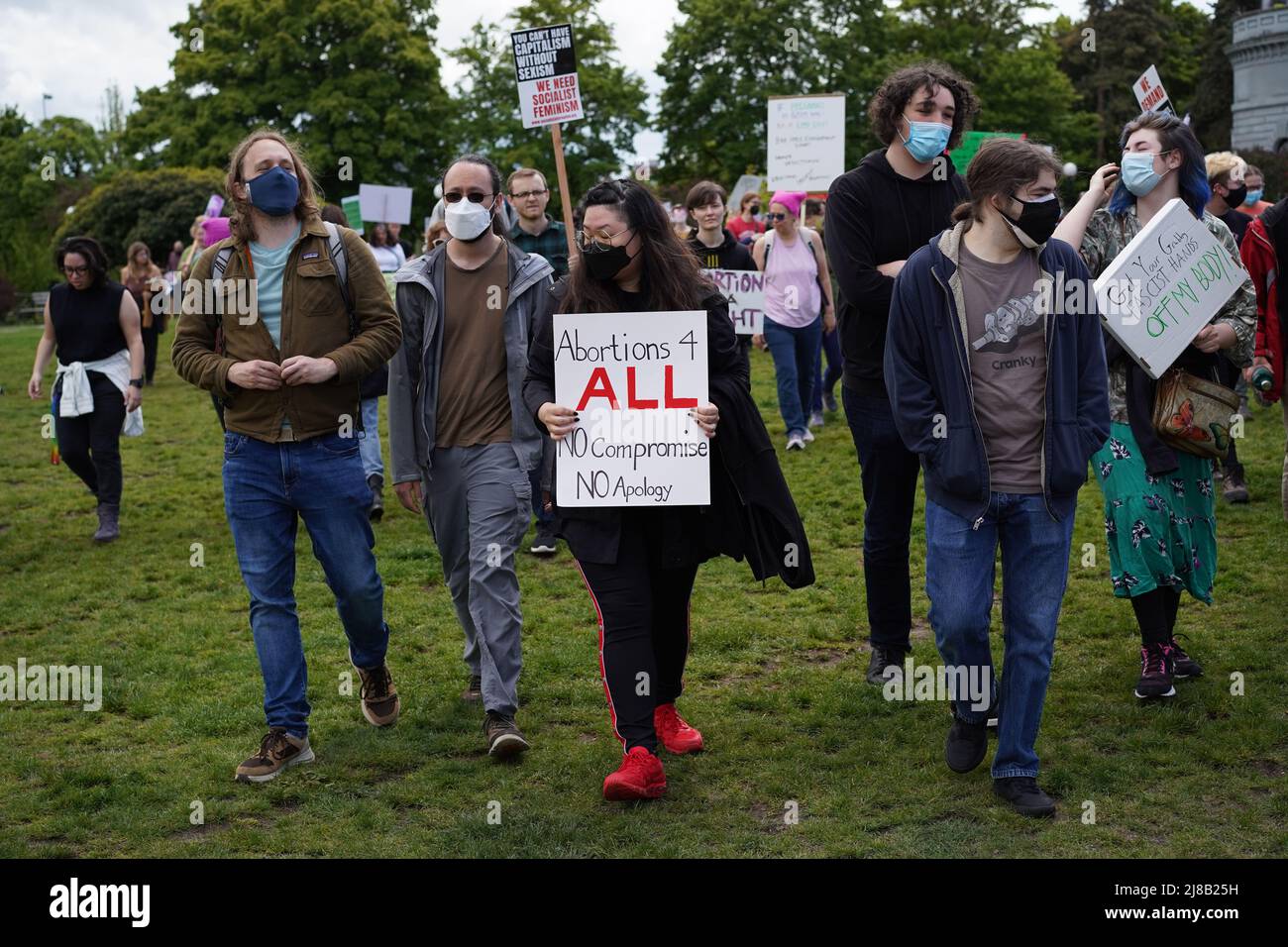 Seattle, WA, USA. 14.. Mai 2022. Unterstützer & Aktivisten marschieren bei der Abtreibungsrechtskundgebung. Sie protestieren gegen den Inhalt des durchgesickerten Entwurfs des Obersten Gerichtshofs, der die mögliche Umgehung von Roe v. Wade hervorhebt, was den Zugang zu Abtreibungen in einigen Staaten einschränken wird. Zu den teilnehmenden Organisationen gehören Rise Up 4 Abtreibungsrechte und Socialist Alternative Seattle. Viele Teilnehmer der Kundgebung entscheiden sich dafür, anonym zu bleiben. Kredit: Ananya Mishra/Alamy Live Nachrichten Gutschrift: Ananya Mishra/Alamy Live Nachrichten Stockfoto