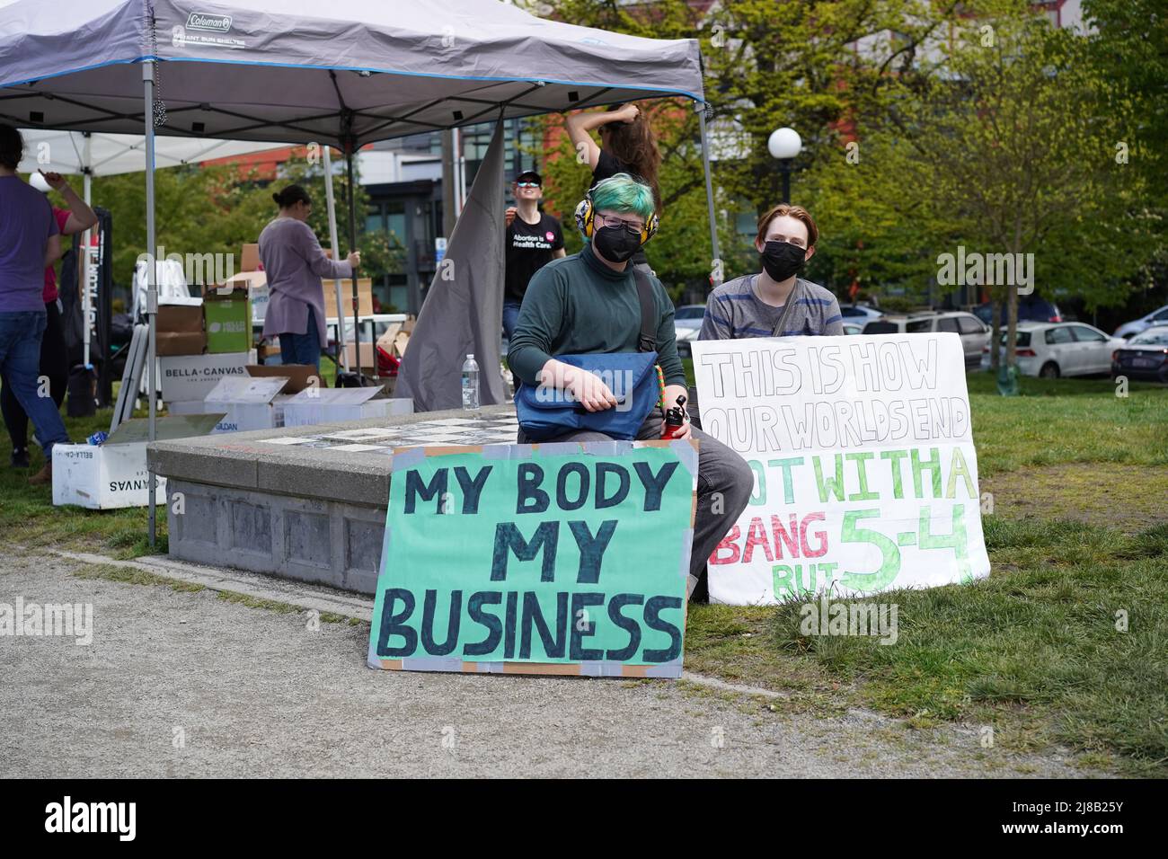 Seattle, WA, USA. 14.. Mai 2022. Unterstützer & Aktivisten marschieren bei der Abtreibungsrechtskundgebung. Sie protestieren gegen den Inhalt des durchgesickerten Entwurfs des Obersten Gerichtshofs, der die mögliche Umgehung von Roe v. Wade hervorhebt, was den Zugang zu Abtreibungen in einigen Staaten einschränken wird. Zu den teilnehmenden Organisationen gehören Rise Up 4 Abtreibungsrechte und Socialist Alternative Seattle. Viele Teilnehmer der Kundgebung entscheiden sich dafür, anonym zu bleiben. Kredit: Ananya Mishra/Alamy Live Nachrichten Gutschrift: Ananya Mishra/Alamy Live Nachrichten Stockfoto