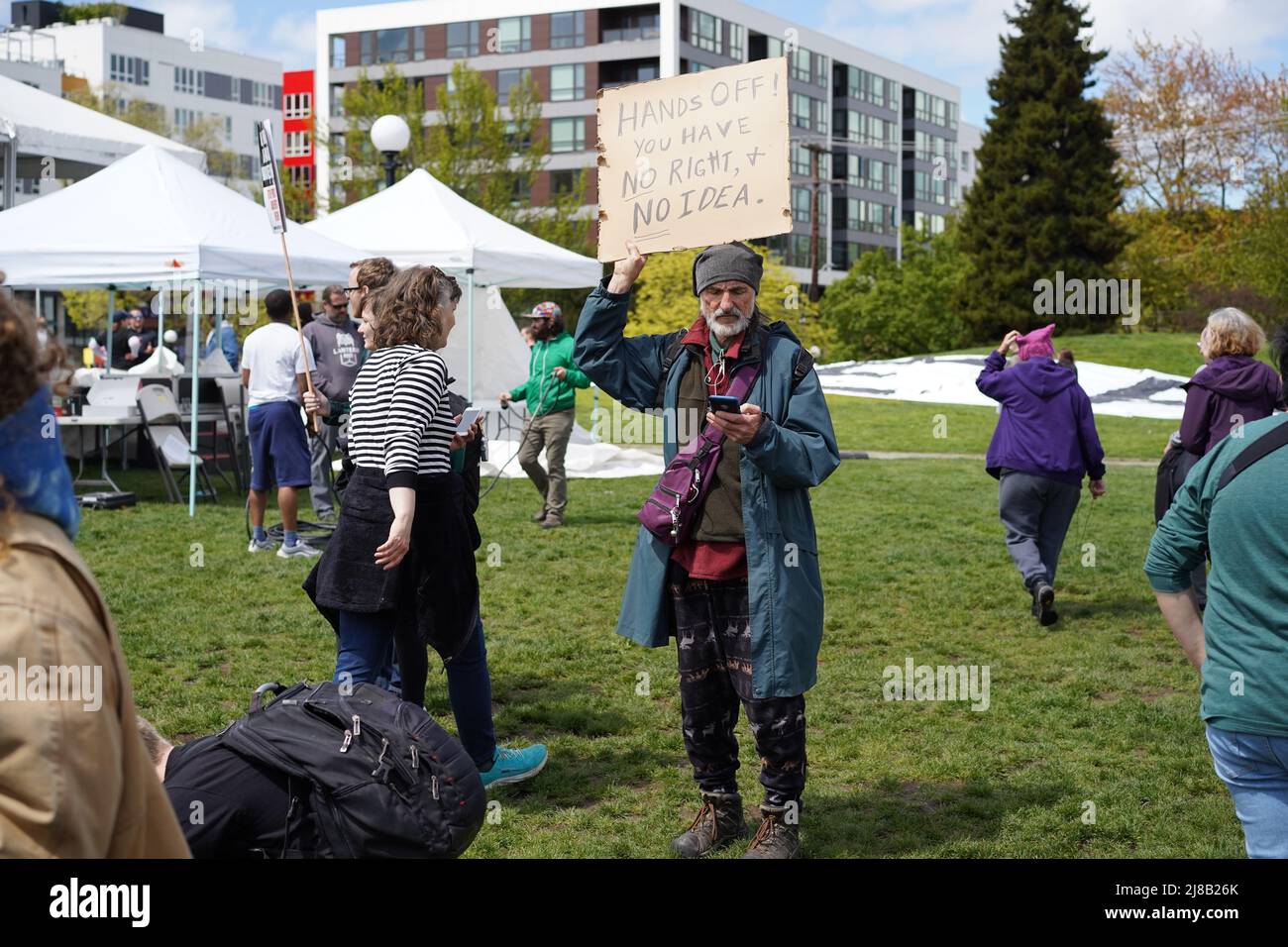 Seattle, WA, USA. 14.. Mai 2022. Unterstützer & Aktivisten marschieren bei der Abtreibungsrechtskundgebung. Sie protestieren gegen den Inhalt des durchgesickerten Entwurfs des Obersten Gerichtshofs, der die mögliche Umgehung von Roe v. Wade hervorhebt, was den Zugang zu Abtreibungen in einigen Staaten einschränken wird. Zu den teilnehmenden Organisationen gehören Rise Up 4 Abtreibungsrechte und Socialist Alternative Seattle. Viele Teilnehmer der Kundgebung entscheiden sich dafür, anonym zu bleiben. Kredit: Ananya Mishra/Alamy Live Nachrichten Gutschrift: Ananya Mishra/Alamy Live Nachrichten Stockfoto