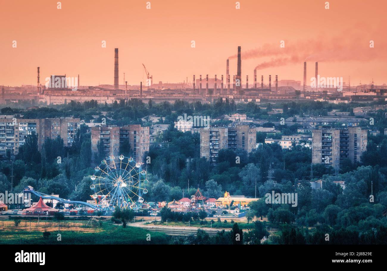 Vergnügungspark mit Riesenrad und Gebäuden in Mariupol Stockfoto