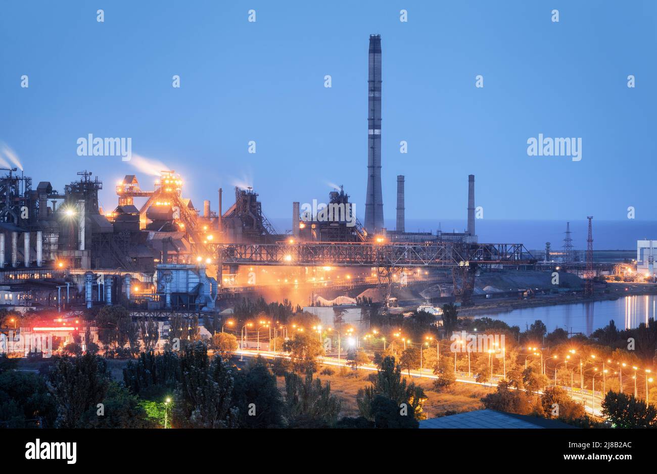 Asovstal in Mariupol, Ukraine vor dem Krieg. Stahlwerk in der Nacht Stockfoto