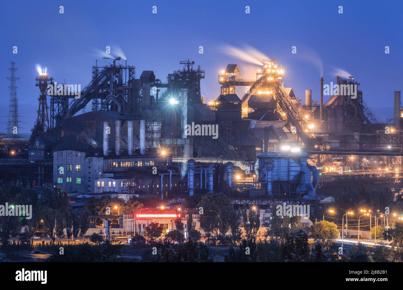 Asovstal in Mariupol, Ukraine vor dem Krieg. Stahlwerk in der Nacht Stockfoto