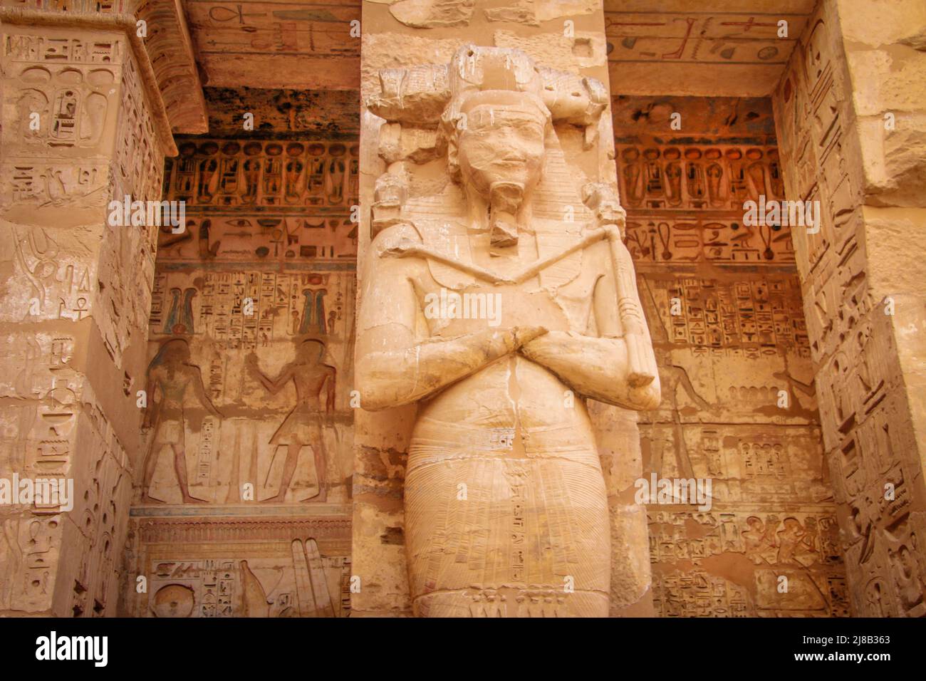 Statue des ägyptischen Pharao Ramses 3 im Tempel von Medina Habu Stockfoto