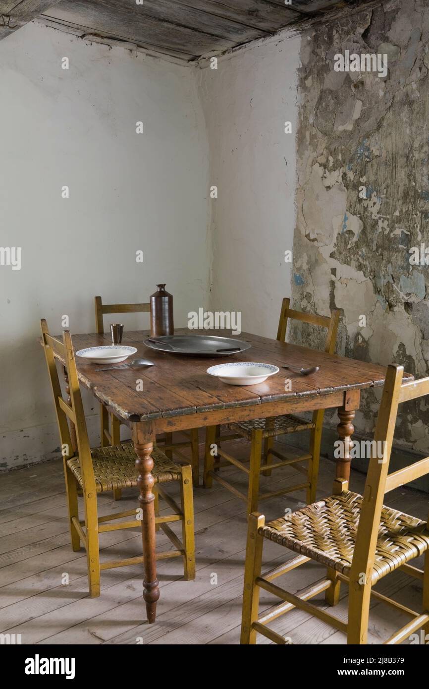 Antiker Esstisch und Stühle in der Küche im alten, um 1730 erregten französischen Stil Maison Drouin, Sainte-Famille, Ile d'Orleans, Quebec, Kanada. Stockfoto