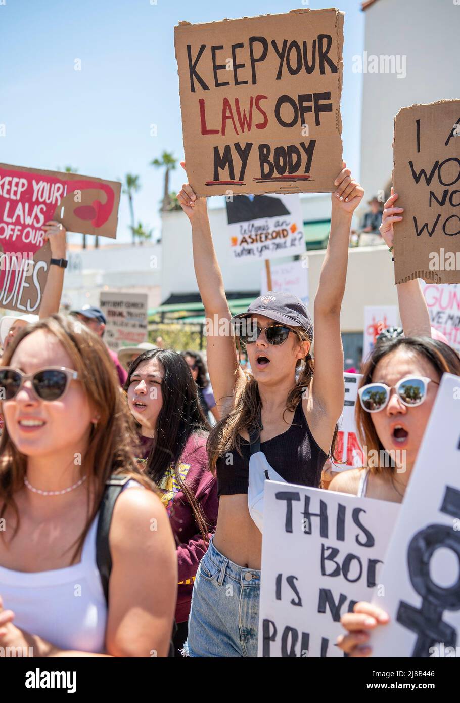 Santa Barbara, CA, USA. 14.. Mai 2022. Die Demonstranten, die jung und alt sind, demonstrieren und marschieren bei einer Veranstaltung zum Verbot unserer Körper, um ihre Unterstützung für Roe v. Wade zu zeigen, nachdem ein Entwurf einer Stellungnahme ausliegt, der darauf hinweist, dass der Oberste Gerichtshof die wegweisende Entscheidung aufheben könnte. Landesweit fanden ähnliche Kundgebungen statt. (Bild: © PJ Heller/ZUMA Press Wire) Stockfoto