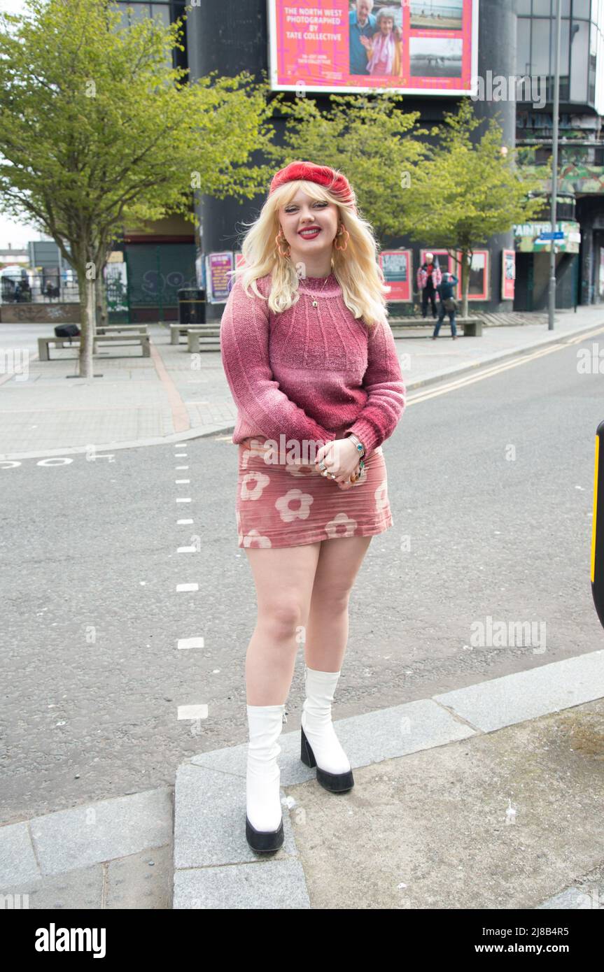 Junge Kreative erobern North West Lockdown auf Werbetafeln in Liverpool. Inspiriert von Don McCullin. Wir enthüllen Werbetafeln in Liverpool mit 30 unglaublichen Bildern, die von Fotografen des Tate Collective aufgenommen wurden, um die jungen Talente zu zeigen und einen Einblick in das Leben während der Aussperrung im Nordwesten des letzten Jahres zu geben. Vier der jungen Fotografen, die auf den offenen Ruf der Tate Collective Producers reagiert haben und deren Arbeiten zwei Wochen lang im Brownlow Hill als Teil dieser Freiluftgalerie in der Stadt und im Mai wieder in der Tate Liverpool zu sehen sein werden Stockfoto