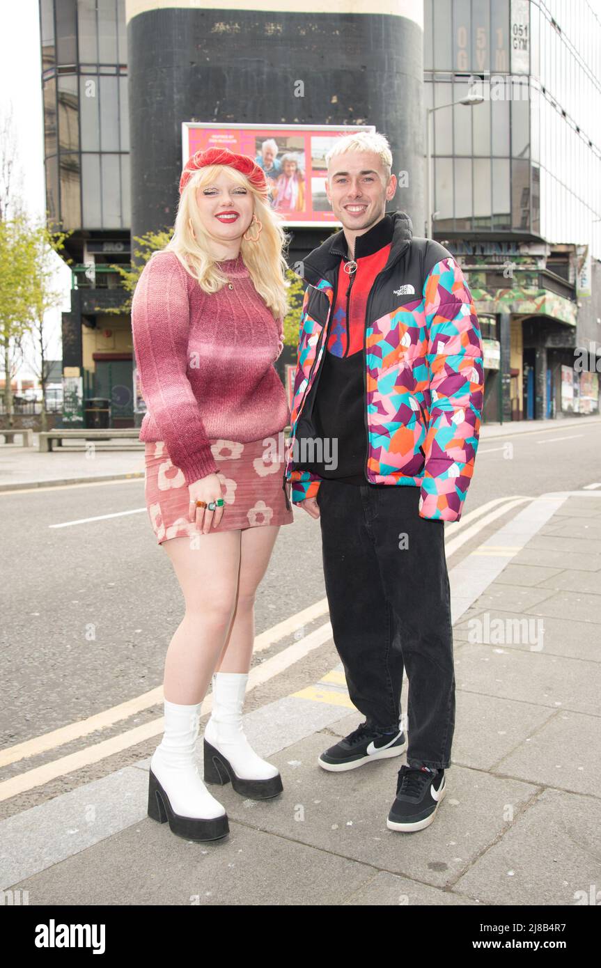 Junge Kreative erobern North West Lockdown auf Werbetafeln in Liverpool. Inspiriert von Don McCullin. Wir enthüllen Werbetafeln in Liverpool mit 30 unglaublichen Bildern, die von Fotografen des Tate Collective aufgenommen wurden, um die jungen Talente zu zeigen und einen Einblick in das Leben während der Aussperrung im Nordwesten des letzten Jahres zu geben. Vier der jungen Fotografen, die auf den offenen Ruf der Tate Collective Producers reagiert haben und deren Arbeiten zwei Wochen lang im Brownlow Hill als Teil dieser Freiluftgalerie in der Stadt und im Mai wieder in der Tate Liverpool zu sehen sein werden Stockfoto
