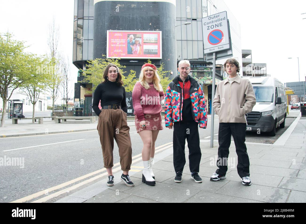 Junge Kreative erobern North West Lockdown auf Werbetafeln in Liverpool. Inspiriert von Don McCullin. Wir enthüllen Werbetafeln in Liverpool mit 30 unglaublichen Bildern, die von Fotografen des Tate Collective aufgenommen wurden, um die jungen Talente zu zeigen und einen Einblick in das Leben während der Aussperrung im Nordwesten des letzten Jahres zu geben. Vier der jungen Fotografen, die auf den offenen Ruf der Tate Collective Producers reagiert haben und deren Arbeiten zwei Wochen lang im Brownlow Hill als Teil dieser Freiluftgalerie in der Stadt und im Mai wieder in der Tate Liverpool zu sehen sein werden Stockfoto