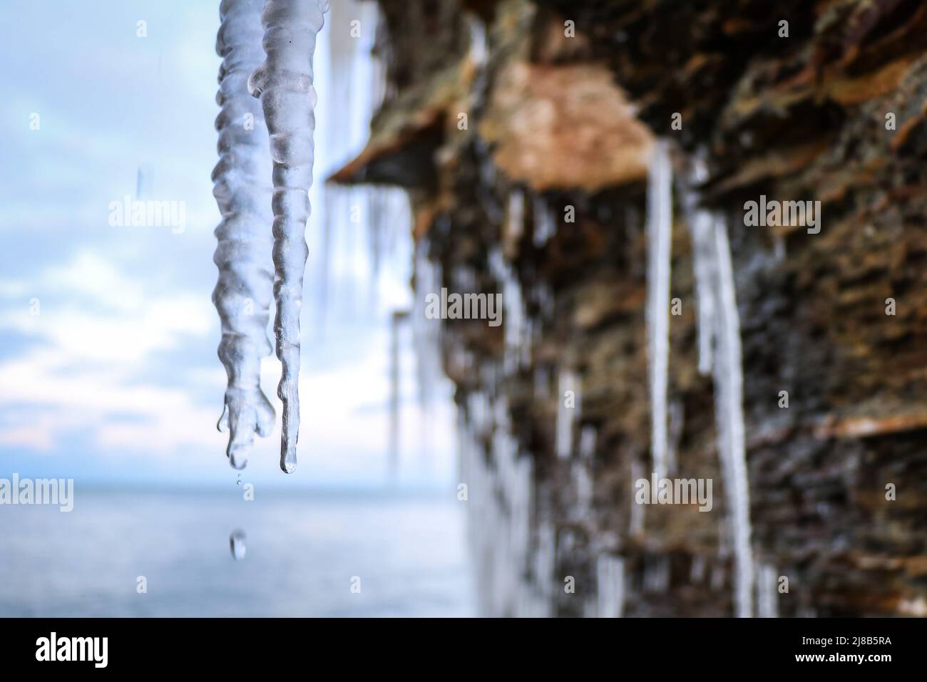 Eiszapfen schmelzen im frühen Frühjahr vor den Klippen der Lake Erie Küste. Stockfoto