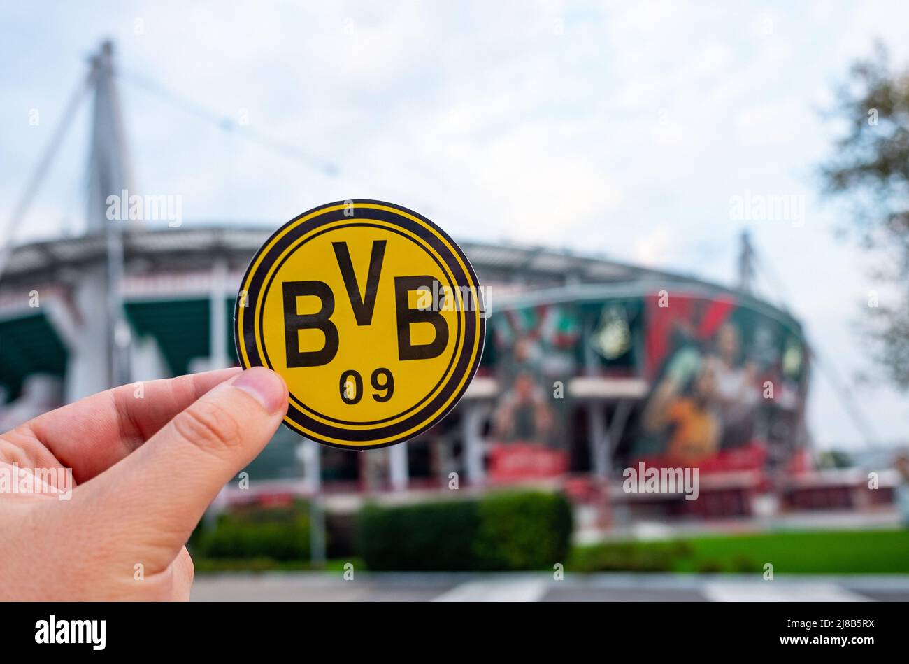 30. August 2021, Dortmund, Deutschland. Das Emblem des Fußballvereins Borussia Dortmund auf dem Hintergrund eines modernen Stadions. Stockfoto
