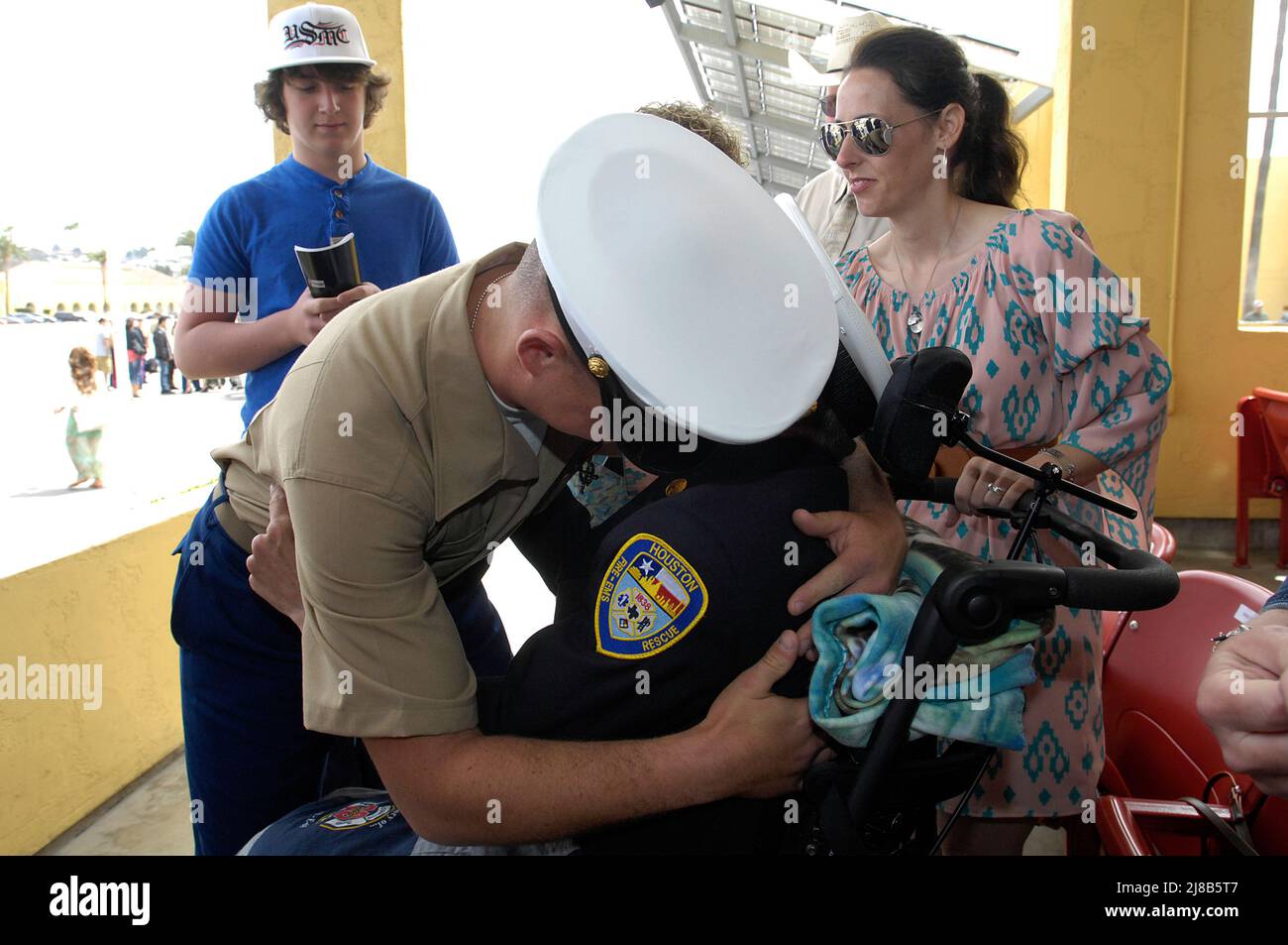 Nach dem Rekrutierungsabschluss am MCRD umarmen sich der private Forrest Dowling und sein Vater, Captain Bill Dowling, Feuerwehr Houston (ret). Stockfoto