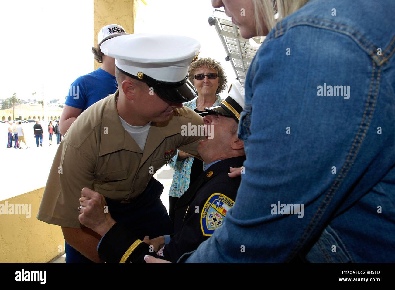 Nach dem Rekrutierungsabschluss am MCRD umarmen sich der private Forrest Dowling und sein Vater, Captain Bill Dowling, Feuerwehr Houston (ret). Stockfoto