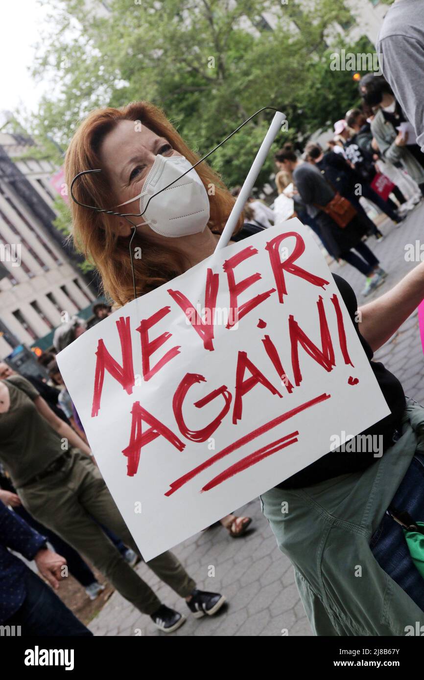 14. Mai 2022, New York City, New York, USA: Tausende von New Yorkern marschierten über die Brooklyn Bridge und versammelten sich am 14. Mai 2022 im Rahmen einer nationalen Mobilisierung am Foley Square in Lower Manhattan. Aufruf zum Schutz von Abtreibungen und Frauenrechten in den Vereinigten Staaten im Vorfeld der Auflösung von Roe gegen Wade durch den Obersten Gerichtshof der USA, die Abtreibung in den letzten 49 Jahren legalisiert hatte. (Bild: © G. Ronald Lopez/ZUMA Press Wire) Stockfoto