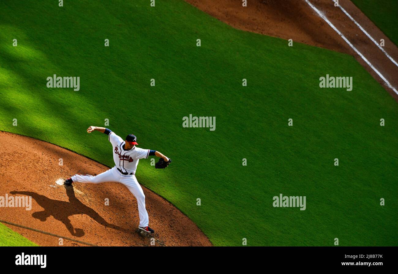 Atlanta, GA, USA. 14.. Mai 2022. Atlanta Braves Pitcher Charlie Morton liefert während des fünften Innings eines MLB-Spiels gegen die San Diego Padres im Truist Park in Atlanta, GA, einen Pitch aus. Austin McAfee/CSM/Alamy Live News Stockfoto