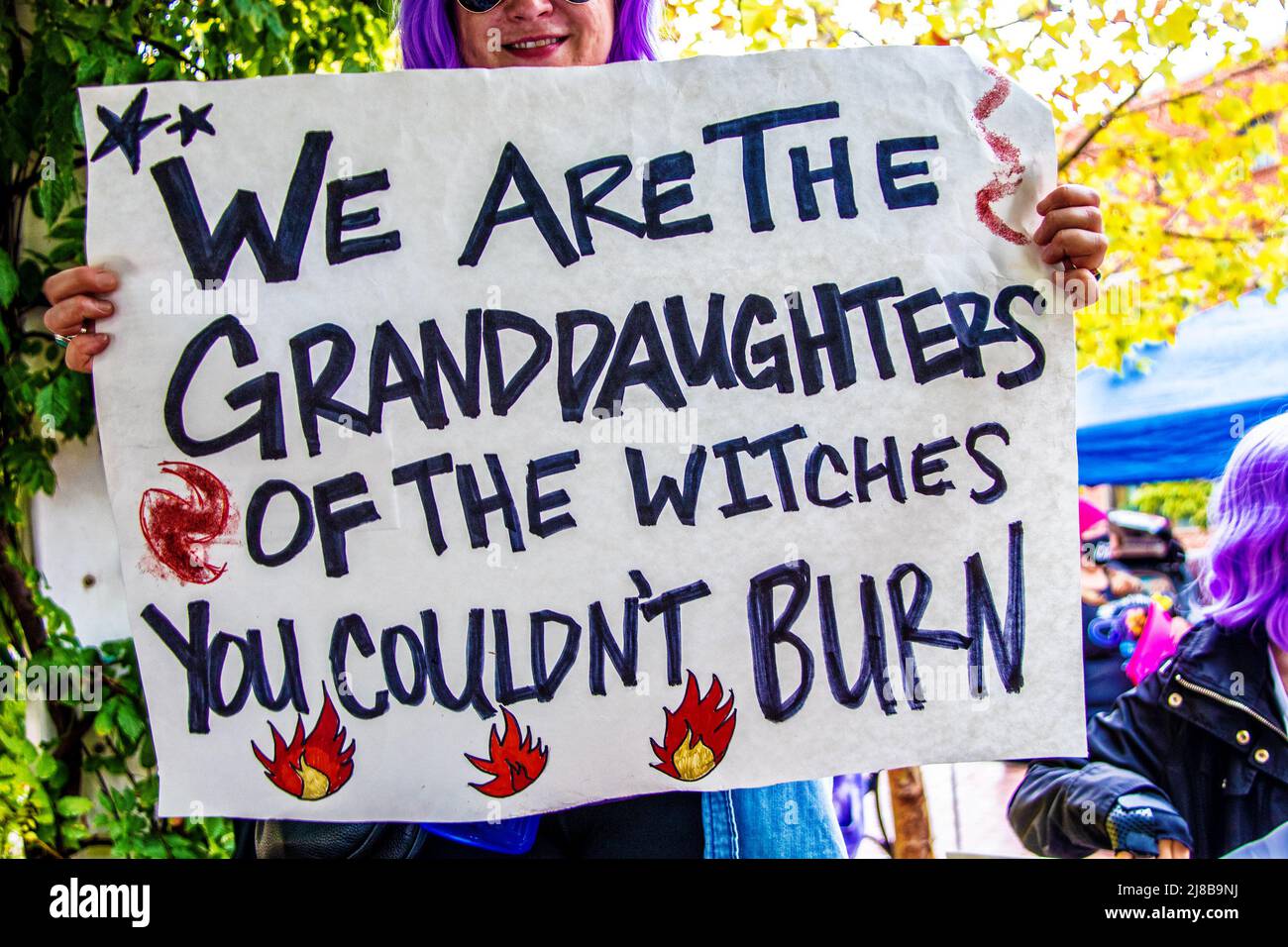 2021-10-02 Tulsa USA - Frau mit violettem Haar, die Schild mit der Aufschrift hält Wir sind die Enkelinnen der Hexen, die man am hellen Herbsttag nicht verbrennen konnte Stockfoto