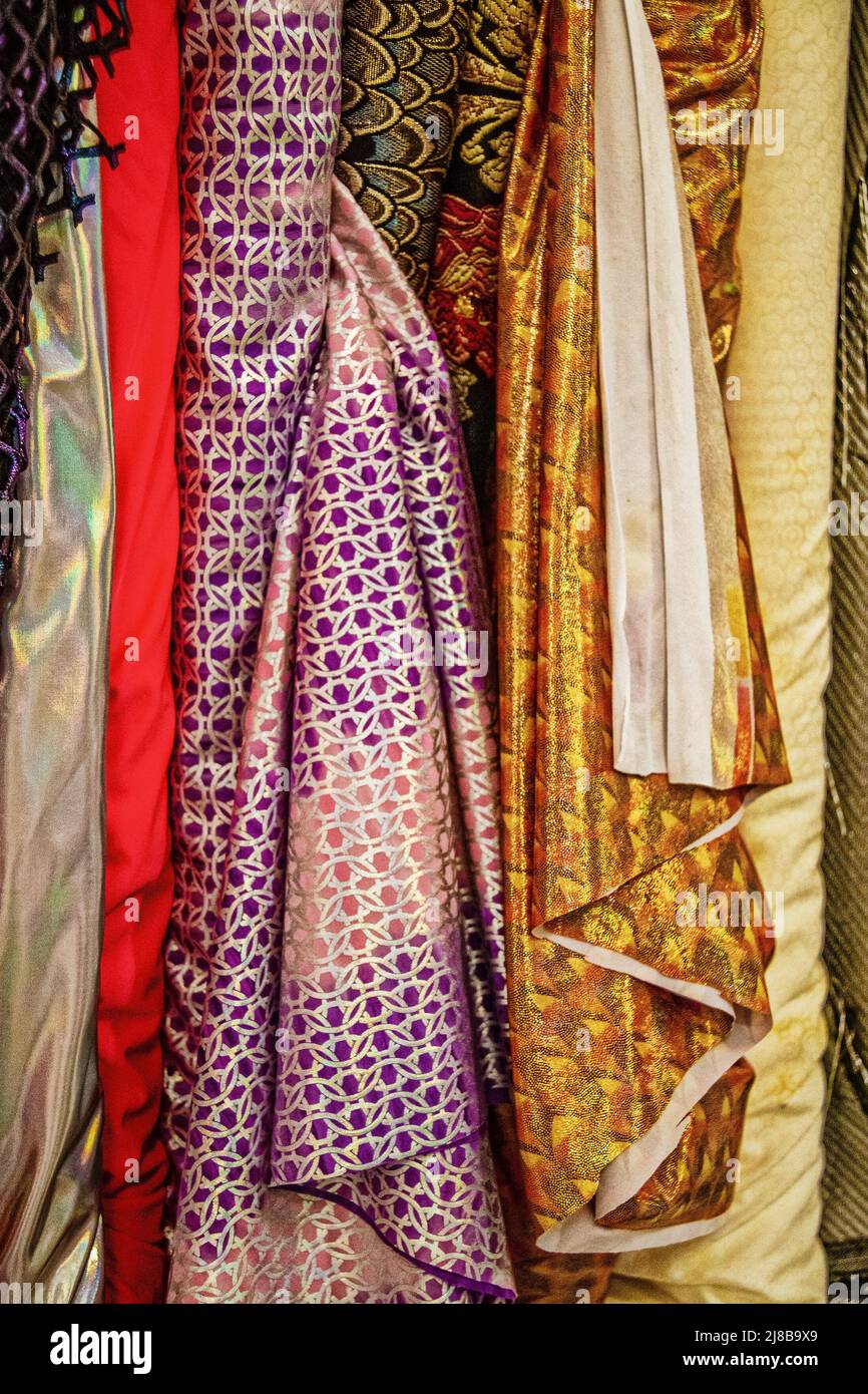 Glitzernde Metallic-Stoffe auf Deisplay machen Party-Kleidung und Kostüme. Stockfoto