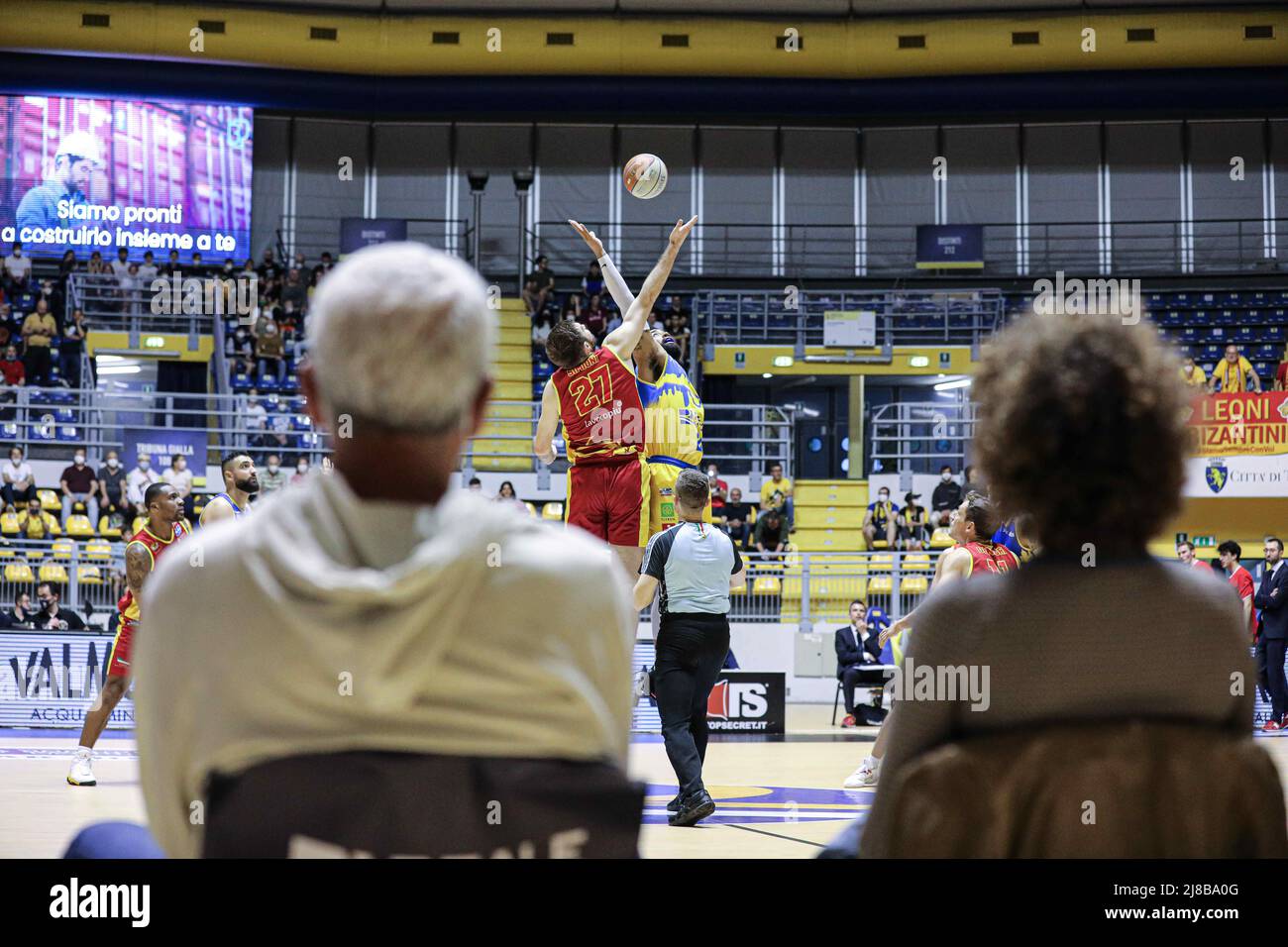 Italien. 12.. Mai 2022. Italien, Turin, 12 Maggio 2022, 3. Spiel blass aus dem italienischen Championat A2 der Lega Nazionale Pallacanestro reale Muta Torino gegen Orasi Ravenna. Torino Win 97-96 die Serie ist jetzt auf 2-1 für Ravenna.Italien, Turin, 12 Maggio 2022, 3. Spiel blass aus der italienischen A2 Championahip von Lega Nazionale Pallacanestro reale Muta Torino gegen Orasi Ravenna. Torino Win 97-96 die Serie ist jetzt auf 2-1 für Ravenna (Foto: © Norberto Maccagno/Pacific Press via ZUMA Press Wire) Stockfoto