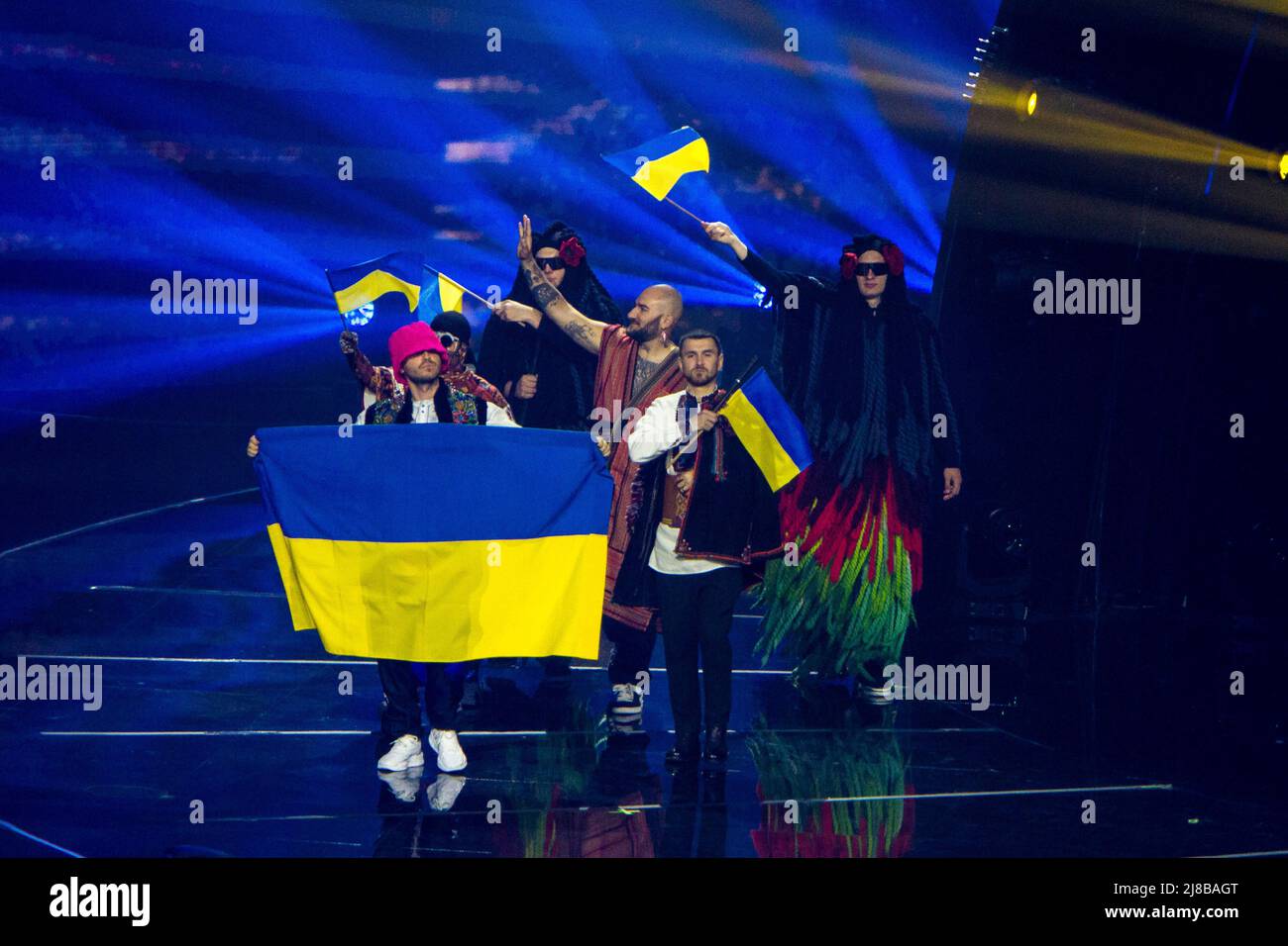 Turin, Italien. 14. Mai 2022. Die ukrainische Band Kalush Orchestra auf der Bühne mit ukrainischer Flagge beim großen Finale des Eurovision Song Contest 2022. Kredit: Marco Destefanis / Alamy Live Nachrichten Stockfoto