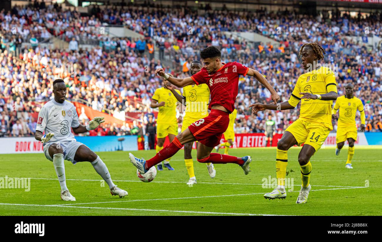 London, Großbritannien. 15.. Mai 2022. Liverpools Luis Diaz (2. R) schießt während des FA Cup Finales zwischen Chelsea und Liverpool im Wembley Stadium in London, Großbritannien, am 14. Mai 2022. Liverpool gewann 6-5 auf Strafen nach einem torlosen Unentschieden. Quelle: Xinhua/Alamy Live News Stockfoto