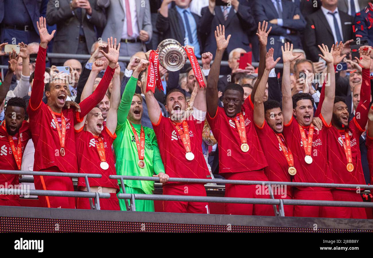 London, Großbritannien. 15.. Mai 2022. Liverpools Spieler feiern mit der Trophäe, nachdem sie am 14. Mai 2022 im Wembley Stadium in London, Großbritannien, das Spiel des FA Cup Finals zwischen Chelsea und Liverpool gewonnen haben. Liverpool gewann 6-5 auf Strafen nach einem torlosen Unentschieden. Quelle: Xinhua/Alamy Live News Stockfoto