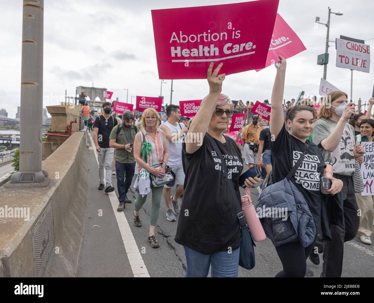 NEW YORK, NY – 14. Mai 2022: Demonstranten, die Abtreibungsrechte ausüben, marschieren während einer Demonstration über die Brooklyn Bridge. Stockfoto