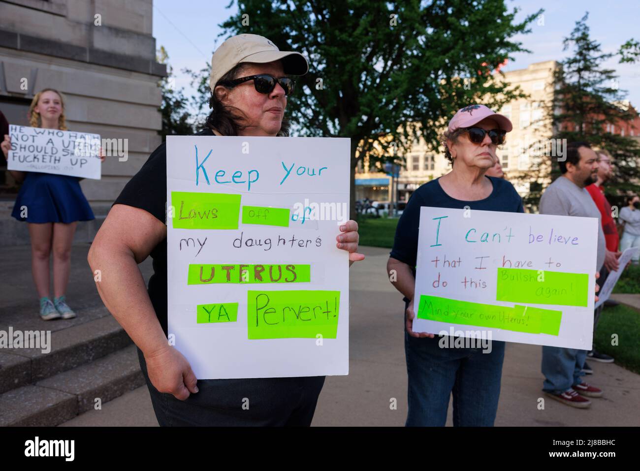 BLOOMINGTON, INDIANA, VEREINIGTE STAATEN - 2022/05/09: Aktivisten versammeln sich für ein „auf die Straße gehen – verteidigt Roe!“ Kundgebung und marsch, die von der Partei für Sozialismus und Befreiung am Montag, dem 9. Mai 2022 in Bloomington, Ind., organisiert wurde. In einem durchgesickerten ersten Entwurf einer Mehrheitsmeinung, der von Politico eingeholt und vom Obersten Richter John Roberts bestätigt wurde, Der Richter am Obersten Gerichtshof, Samuel Alito, schrieb, dass die Fälle Roe v. Wade und Planned Parenthood of Southeastern Pennsylvania v. Casey umgestolzen werden sollten, was den Schutz der Abtreibungsrechte im ganzen Land beenden würde. (Foto von Jeremy Hogan/The Bloomingtonia Stockfoto