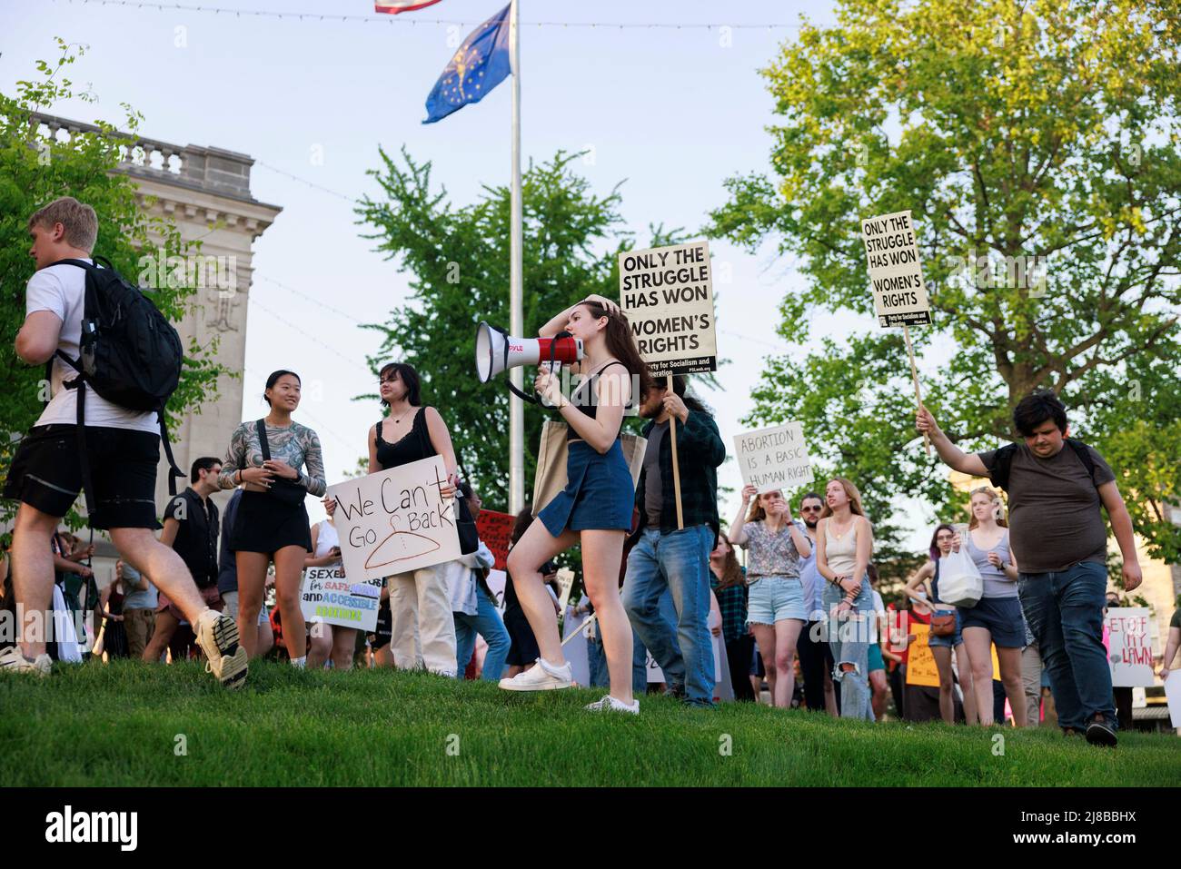 BLOOMINGTON, INDIANA, VEREINIGTE STAATEN - 2022/05/09: Aktivisten versammeln sich für ein „auf die Straße gehen – verteidigt Roe!“ Kundgebung und marsch, die von der Partei für Sozialismus und Befreiung am Montag, dem 9. Mai 2022 in Bloomington, Ind., organisiert wurde. In einem durchgesickerten ersten Entwurf einer Mehrheitsmeinung, der von Politico eingeholt und vom Obersten Richter John Roberts bestätigt wurde, Der Richter am Obersten Gerichtshof, Samuel Alito, schrieb, dass die Fälle Roe v. Wade und Planned Parenthood of Southeastern Pennsylvania v. Casey umgestolzen werden sollten, was den Schutz der Abtreibungsrechte im ganzen Land beenden würde. (Foto von Jeremy Hogan/The Bloomingtonia Stockfoto