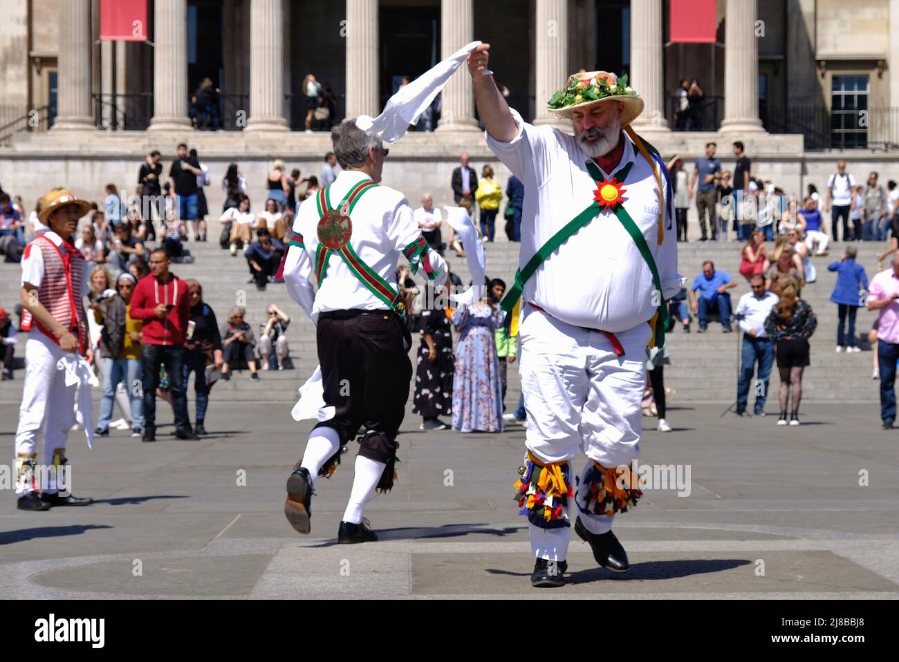 London, Großbritannien, 14.. Mai 2022. Morris-Männer aus ganz England führen am Trafalgar Square den traditionellen Volksstil auf, begleitet von Musik am Westminster Day of Dance. Die Tänzer werden den ganzen Monat Mai über gesehen und treten normalerweise während Festivals wie Pfingsten und Maifeiertag auf. Kredit: Elfte Stunde Fotografie/Alamy Live Nachrichten Stockfoto