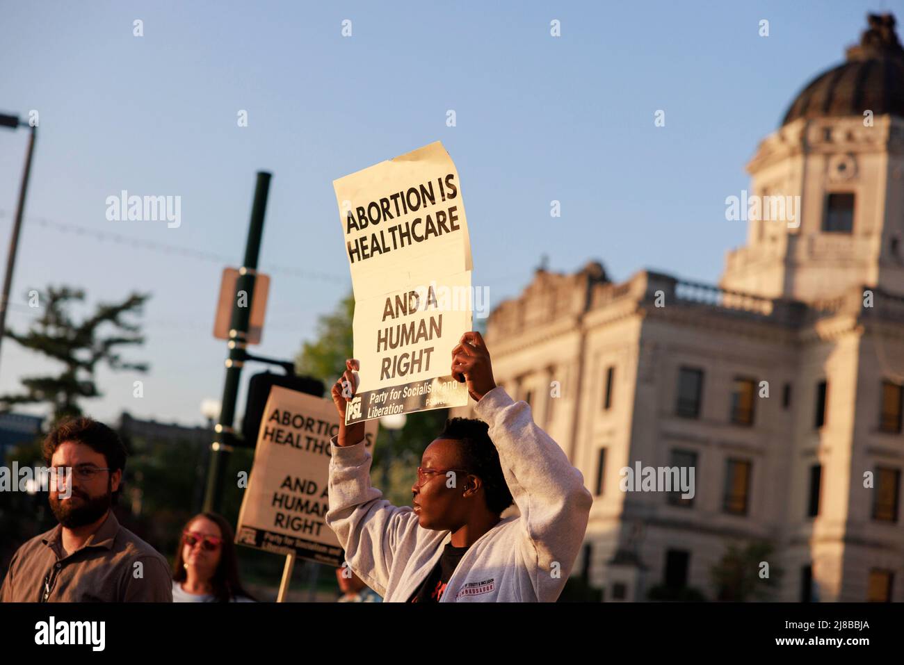 BLOOMINGTON, INDIANA, VEREINIGTE STAATEN - 2022/05/09: Aktivisten versammeln sich für ein „auf die Straße gehen – verteidigt Roe!“ Kundgebung und marsch, die von der Partei für Sozialismus und Befreiung am Montag, dem 9. Mai 2022 in Bloomington, Ind., organisiert wurde. In einem durchgesickerten ersten Entwurf einer Mehrheitsmeinung, der von Politico eingeholt und vom Obersten Richter John Roberts bestätigt wurde, Der Richter am Obersten Gerichtshof, Samuel Alito, schrieb, dass die Fälle Roe v. Wade und Planned Parenthood of Southeastern Pennsylvania v. Casey umgestolzen werden sollten, was den Schutz der Abtreibungsrechte im ganzen Land beenden würde. (Foto von Jeremy Hogan/The Bloomingtonia Stockfoto