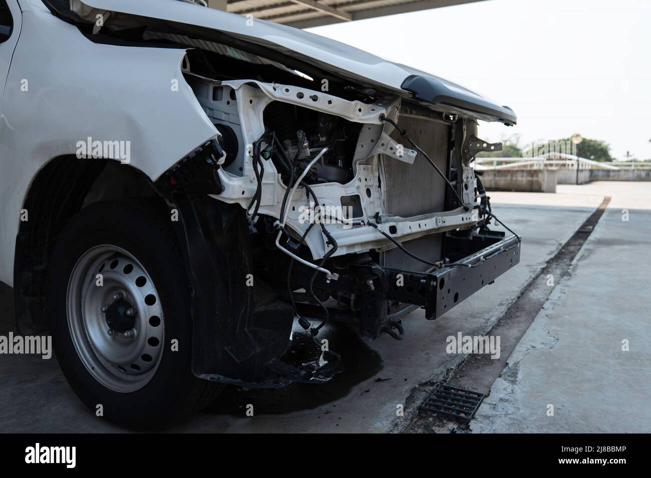 Weißes Auto durch Unfall auf der Straße beschädigt. Autounfall. Stockfoto