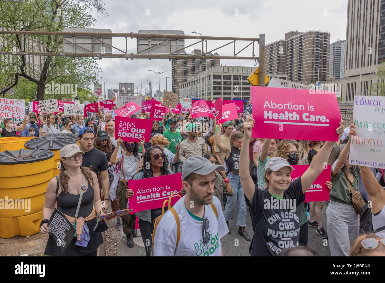 NEW YORK, NY – 14. Mai 2022: Demonstranten, die Abtreibungsrechte ausüben, marschieren während einer Demonstration über die Brooklyn Bridge. Stockfoto