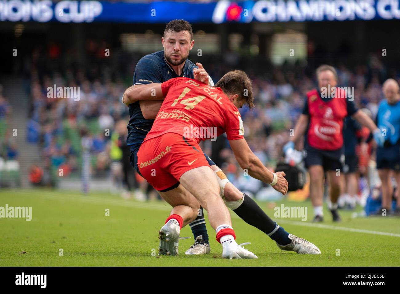 Robbie Henshaw von Leinster und Juan Cruz Mallia von Toulouse während des Heineken Champions Cup Halbfinalspiels zwischen Leinster Rugby und Stade Toulousain am 14. Mai 2022 im Aviva Stadium in Dublin, Irland (Foto: Andrew SURMA/ SIPA USA). Stockfoto