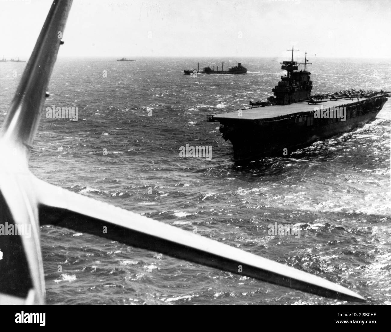 Der Flugzeugträger USS Yorktown aus der Sicht eines Flugzeugs, das gerade von ihm abgeheben ist Stockfoto