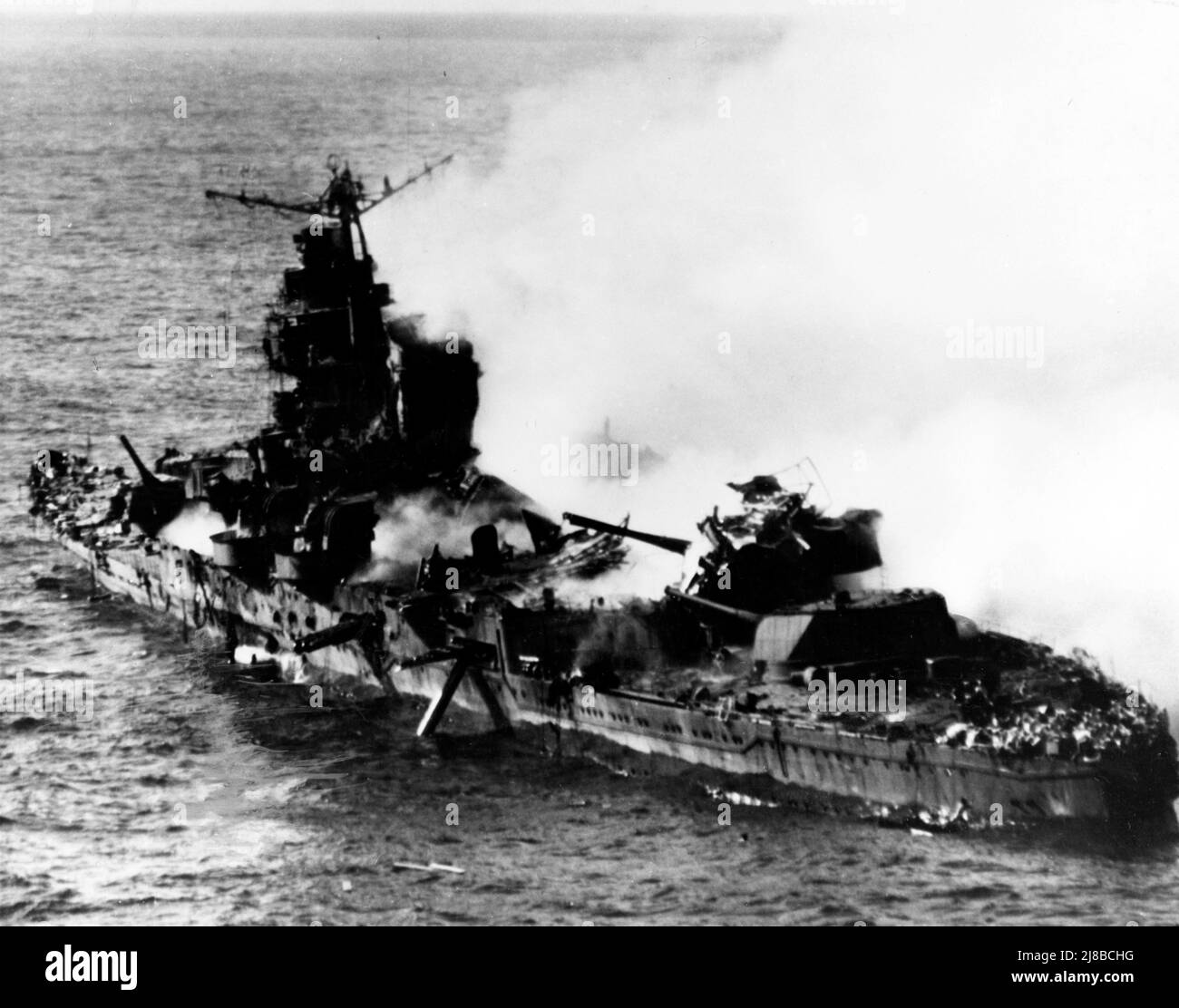 Der japanische schwere Kreuzer Mikuma, fotografiert von einer USS Enterprise Douglas SBD-3 Dauntless, nachdem sie von Flugzeugen von Enterprise und USS Hornet bombardiert worden war. Das Schiff ist stark beschädigt und sank bald darauf, Stockfoto
