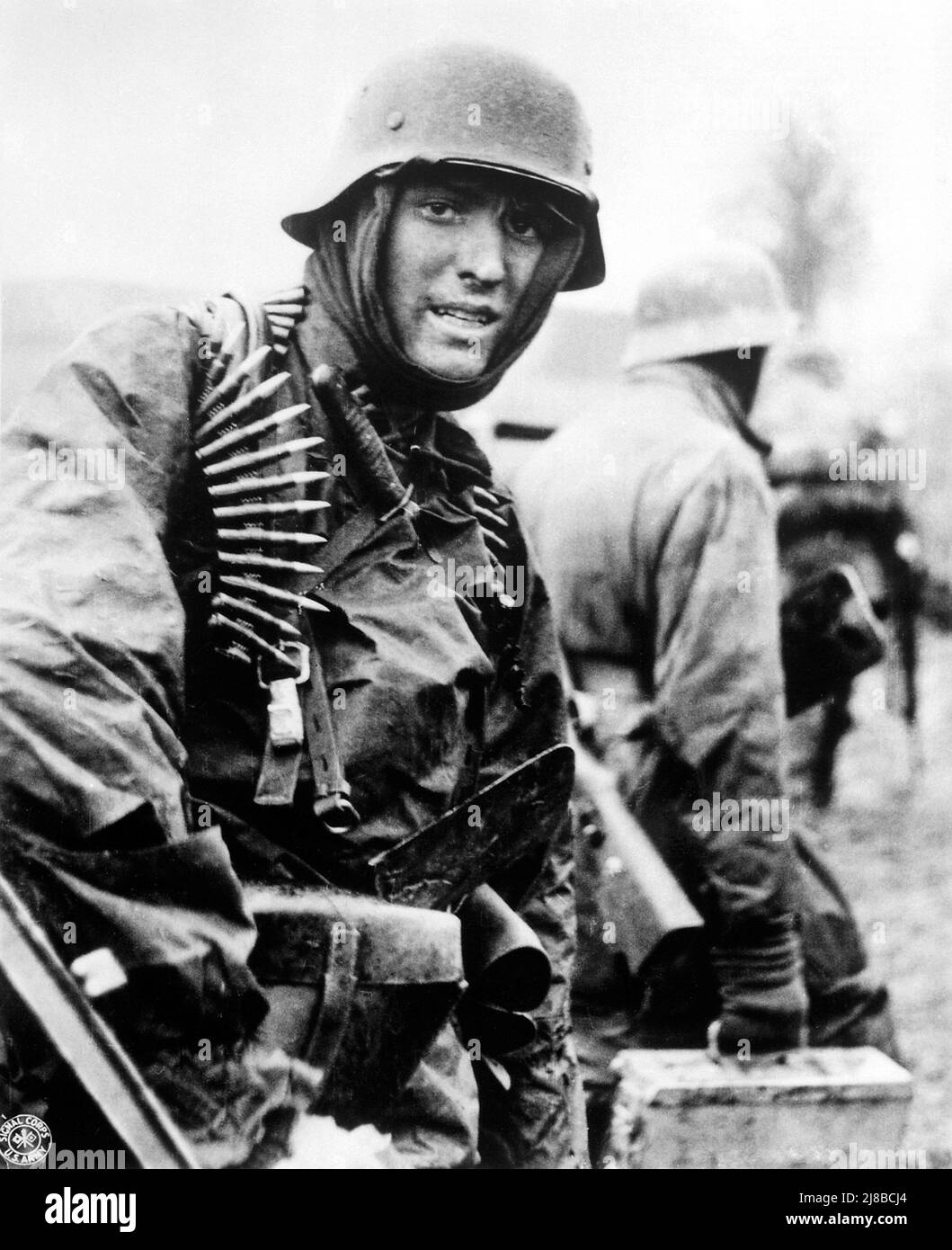 Deutscher Maschinengewehrschütze marschiert durch die Ardennen in der Bulge-Schlacht. Stockfoto