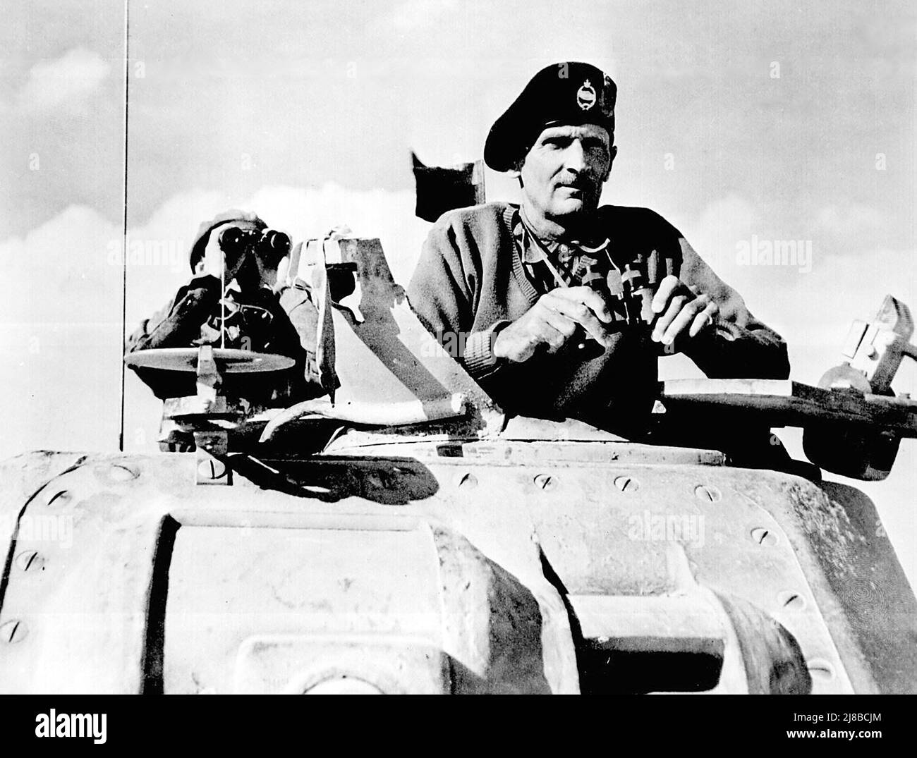 Der britische General Bernard Montgomery beobachtet die zweite Schlacht von El Alamein während der Kampagne in Nordafrika WW2 Stockfoto