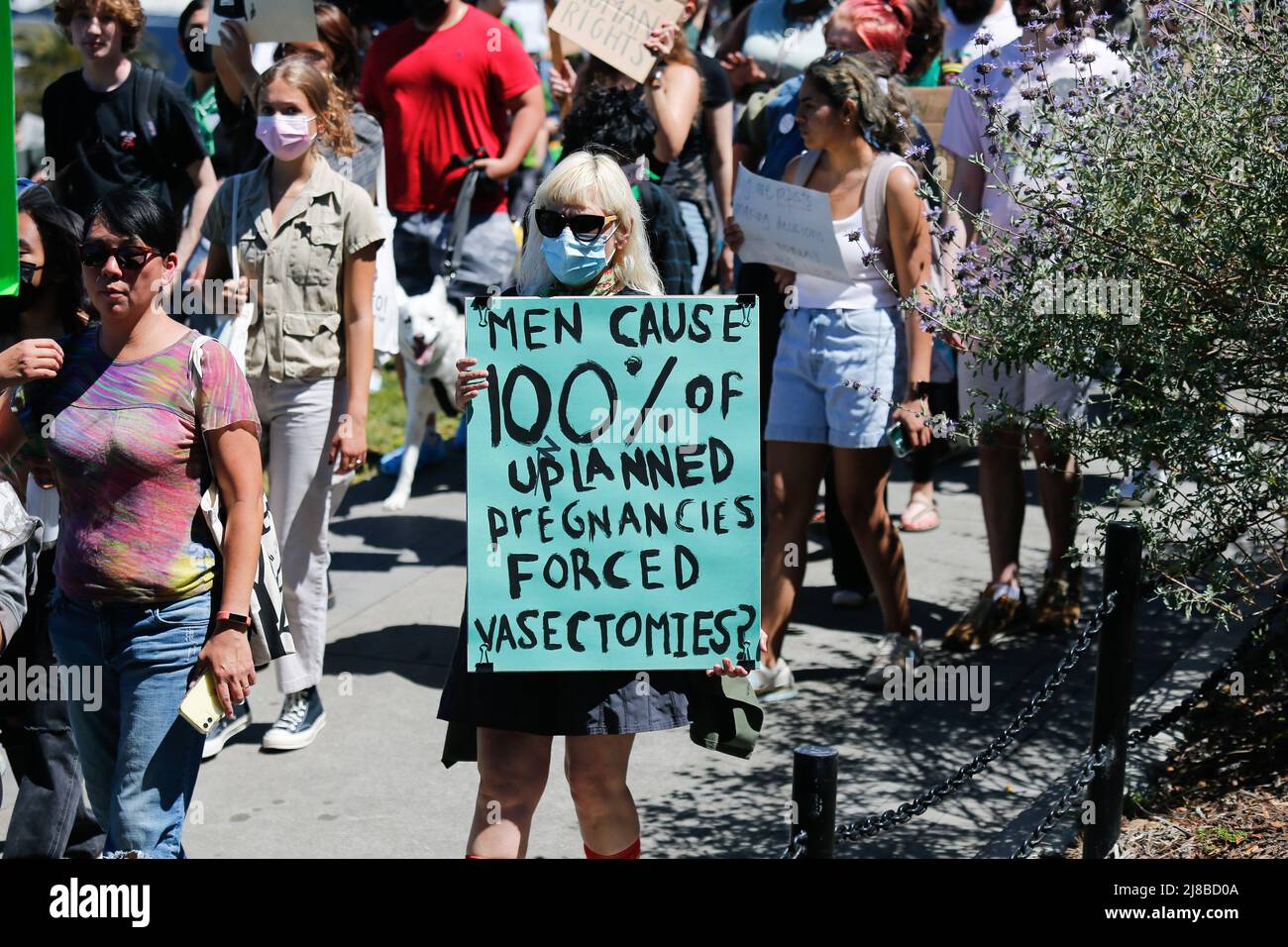Demonstranten halten während der Kundgebung Plakate hoch. Hunderte von Abtreibungsbefürwortern gingen in San Francisco auf die Straße, um ihre Stimme der legalen Abtreibung auszudrücken und Roe v. Wade zu verteidigen, um die Freiheit einer Schwangeren zu schützen, sich für eine Abtreibung zu entscheiden. Sie sagten, sie seien gegen die Entscheidung des Obersten Gerichts der Vereinigten Staaten. (Foto von Michael Ho Wai Lee / SOPA Images/Sipa USA) Stockfoto