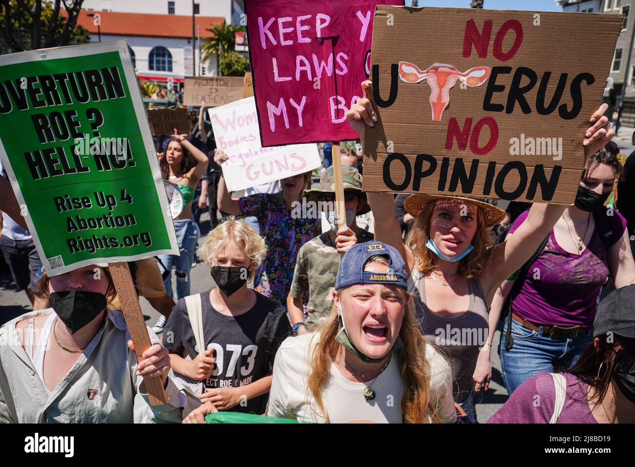 Demonstranten halten während der Kundgebung Plakate hoch. Hunderte von Abtreibungsbefürwortern gingen in San Francisco auf die Straße, um ihre Stimme der legalen Abtreibung auszudrücken und Roe v. Wade zu verteidigen, um die Freiheit einer Schwangeren zu schützen, sich für eine Abtreibung zu entscheiden. Sie sagten, sie seien gegen die Entscheidung des Obersten Gerichts der Vereinigten Staaten. (Foto von Michael Ho Wai Lee / SOPA Images/Sipa USA) Stockfoto