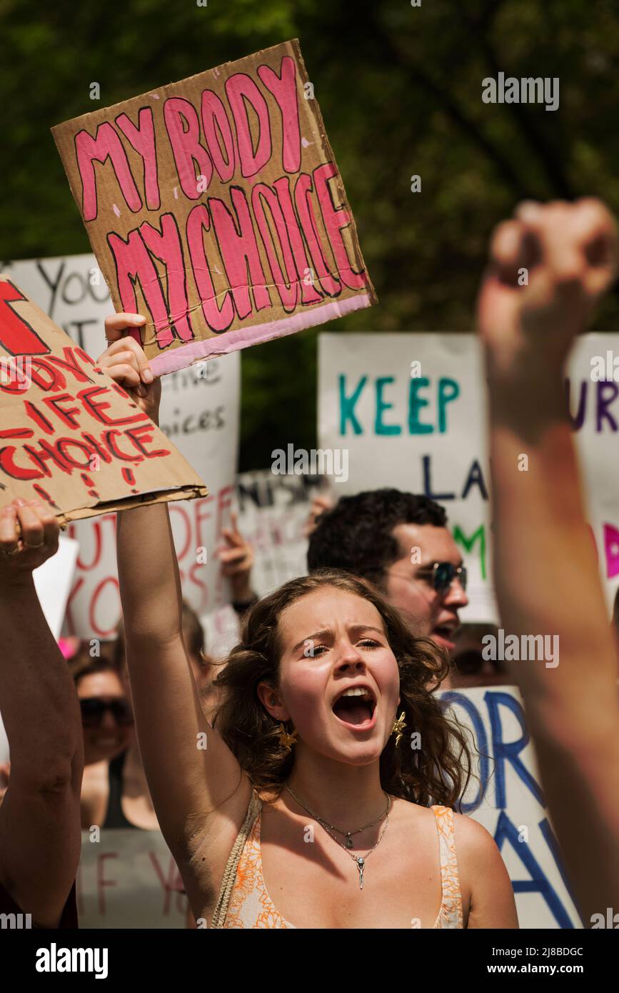 Boston, Massachusetts, USA. 14 Mai 2022. ‘Bans Off Our Bodies’ Tausende nehmen an einer der vielen Kundgebungen zur Abtreibung in den Vereinigten Staaten an einem Nationalen Protesttag Teil, als Reaktion auf ein durchgesickert Dokument, das von der aktuellen Justiz des Obersten Gerichtshofs verfasst wurde und die Aufhebung der Entscheidung des Obersten Gerichtshofs von Roe gegen Wade aus dem Jahr 1973 vorschlug, die Abtreibung legalisiert hat In den Vereinigten Staaten. Kredit: Chuck Nacke / Alamy Live Nachrichten Stockfoto