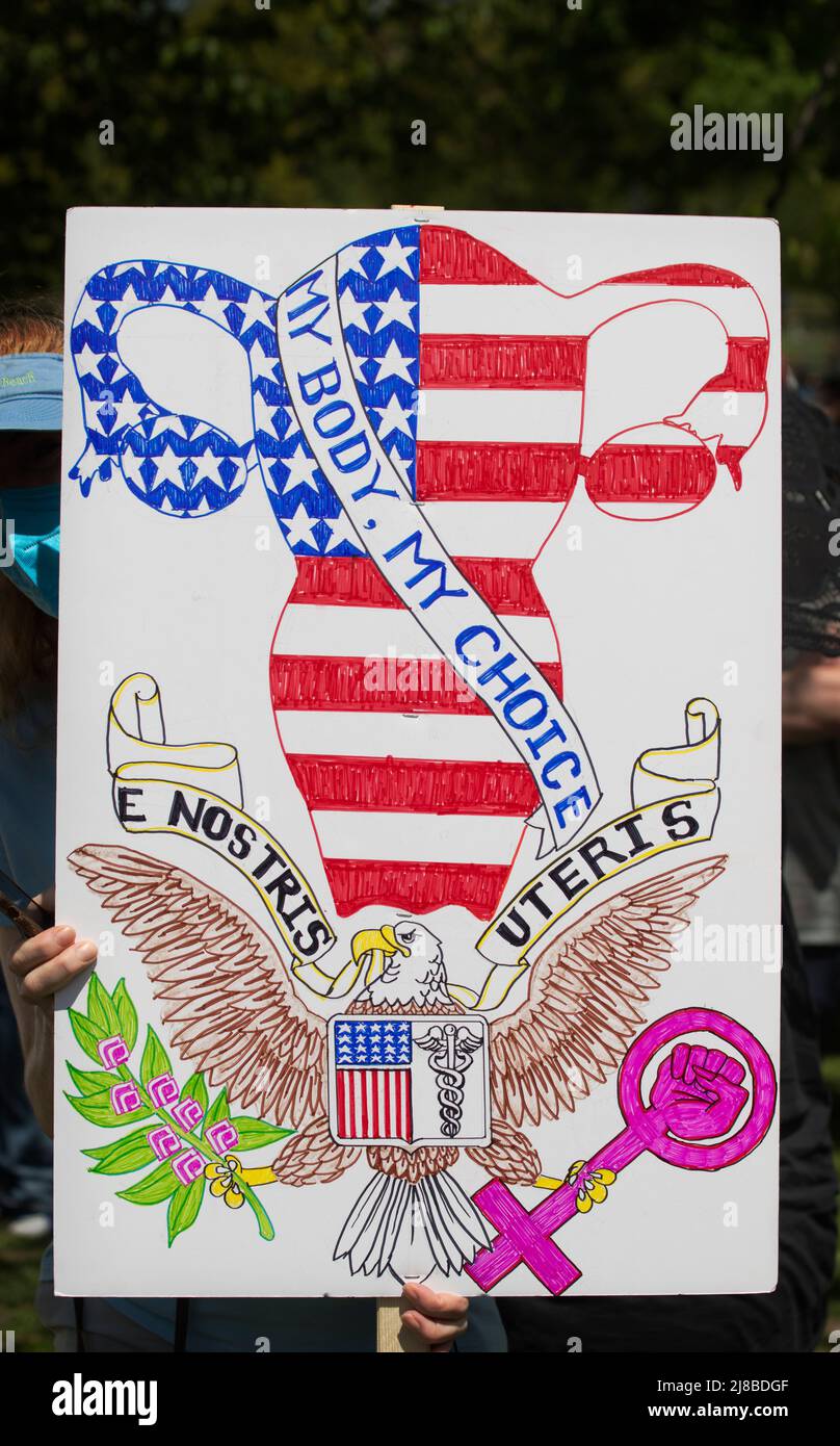 Boston, Massachusetts, USA. 14 Mai 2022. ‘Bans Off Our Bodies’ Tausende nehmen an einer der zahlreichen Kundgebungen zur Pro-Abtreibung in den Vereinigten Staaten an einem Nationalen Protesttag Teil, als Reaktion auf ein durchgesickrtes Dokument, das von der aktuellen Justiz des Obersten Gerichtshofs verfasst wurde und die Aufhebung der Entscheidung des Obersten Gerichtshofs von Roe gegen Wade aus dem Jahr 1973 vorschlug, die Abtreibung legalisiert hat Die Vereinigten Staaten. Stockfoto