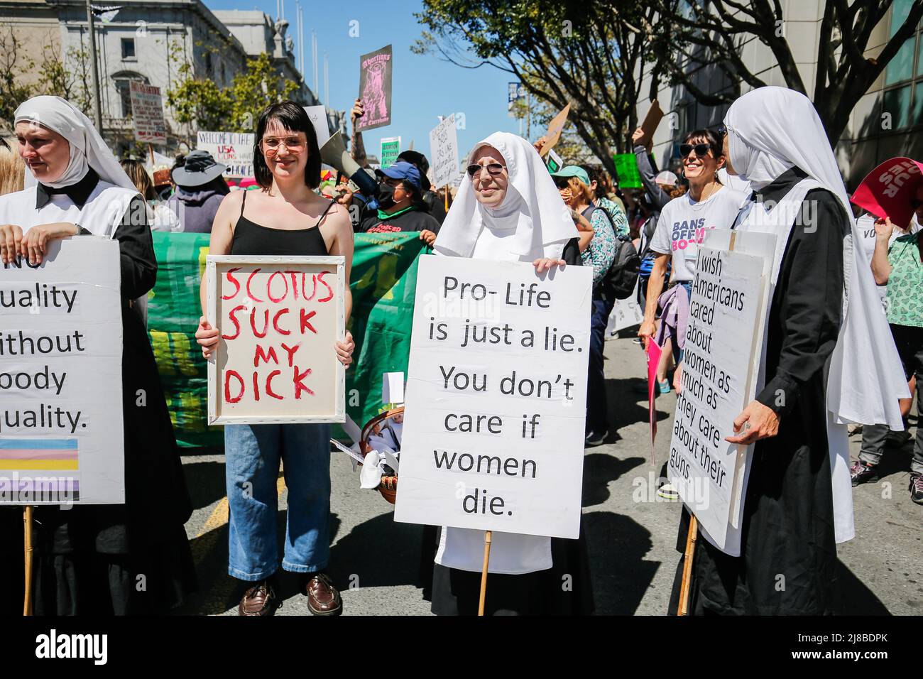 San Francisco, Usa. 14.. Mai 2022. Demonstranten halten Plakate, auf denen ihre Meinung während des „Marsches der Frauen“ für reproduktive Gerechtigkeit zum Ausdruck kommt. Demonstranten, die Abtreibungsrechte ausüben, nehmen am „Frauenmarsch“ auf den Straßen von San Francisco Teil. Kredit: SOPA Images Limited/Alamy Live Nachrichten Stockfoto