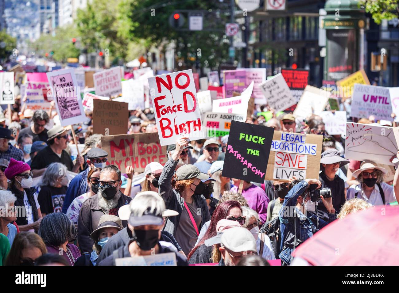 San Francisco, Usa. 14.. Mai 2022. Demonstranten halten Plakate, auf denen ihre Meinung während des „Marsches der Frauen“ für reproduktive Gerechtigkeit zum Ausdruck kommt. Demonstranten, die Abtreibungsrechte ausüben, nehmen am „Frauenmarsch“ auf den Straßen von San Francisco Teil. Kredit: SOPA Images Limited/Alamy Live Nachrichten Stockfoto