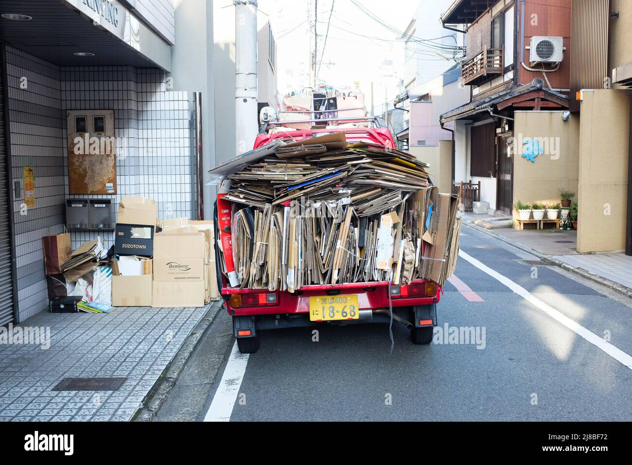 Ein LKW in Kyoto, Japan, der Pappe zum Recycling sammelt. Stockfoto