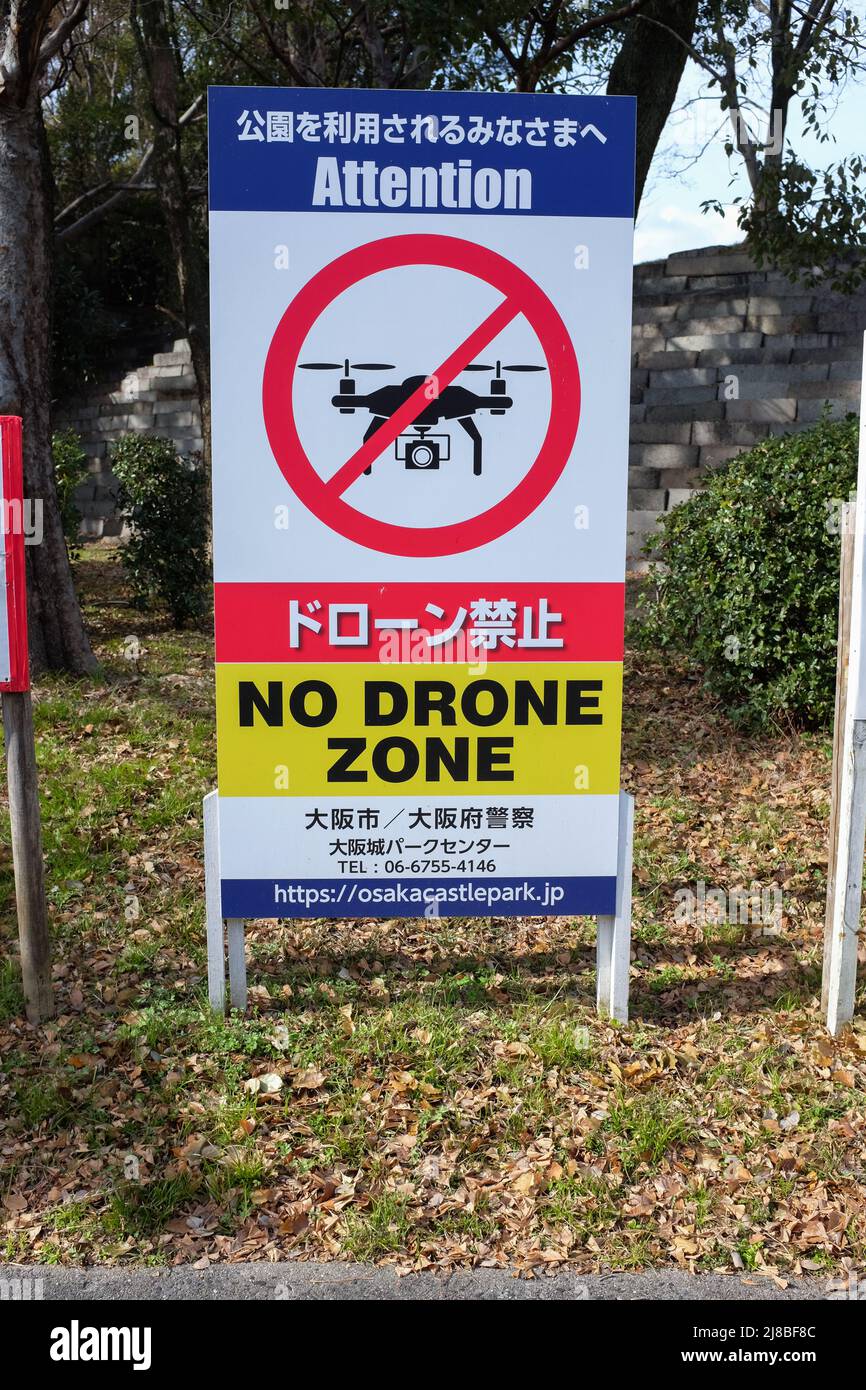 Ein Hinweis im Osaka Castle Park, Osaka, Japan, der Drohnenflüge untersagt. Stockfoto